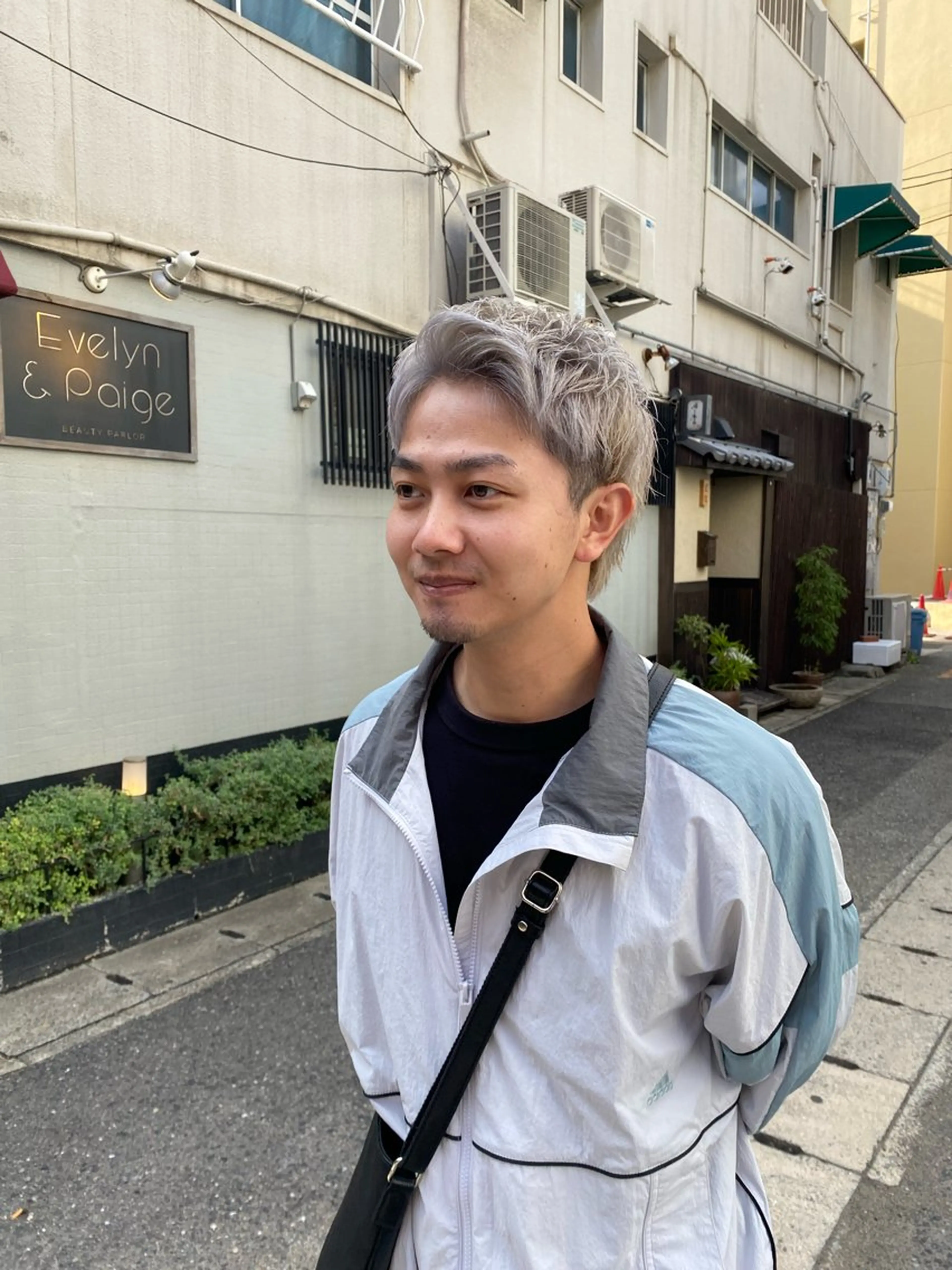 ミディアム カラー メンズ アッシュ シルバー 【阪急六甲 サロン ド ロイ】所属・メンズ特化 岸本 阪急六甲サロンドロイのヘアスタイル