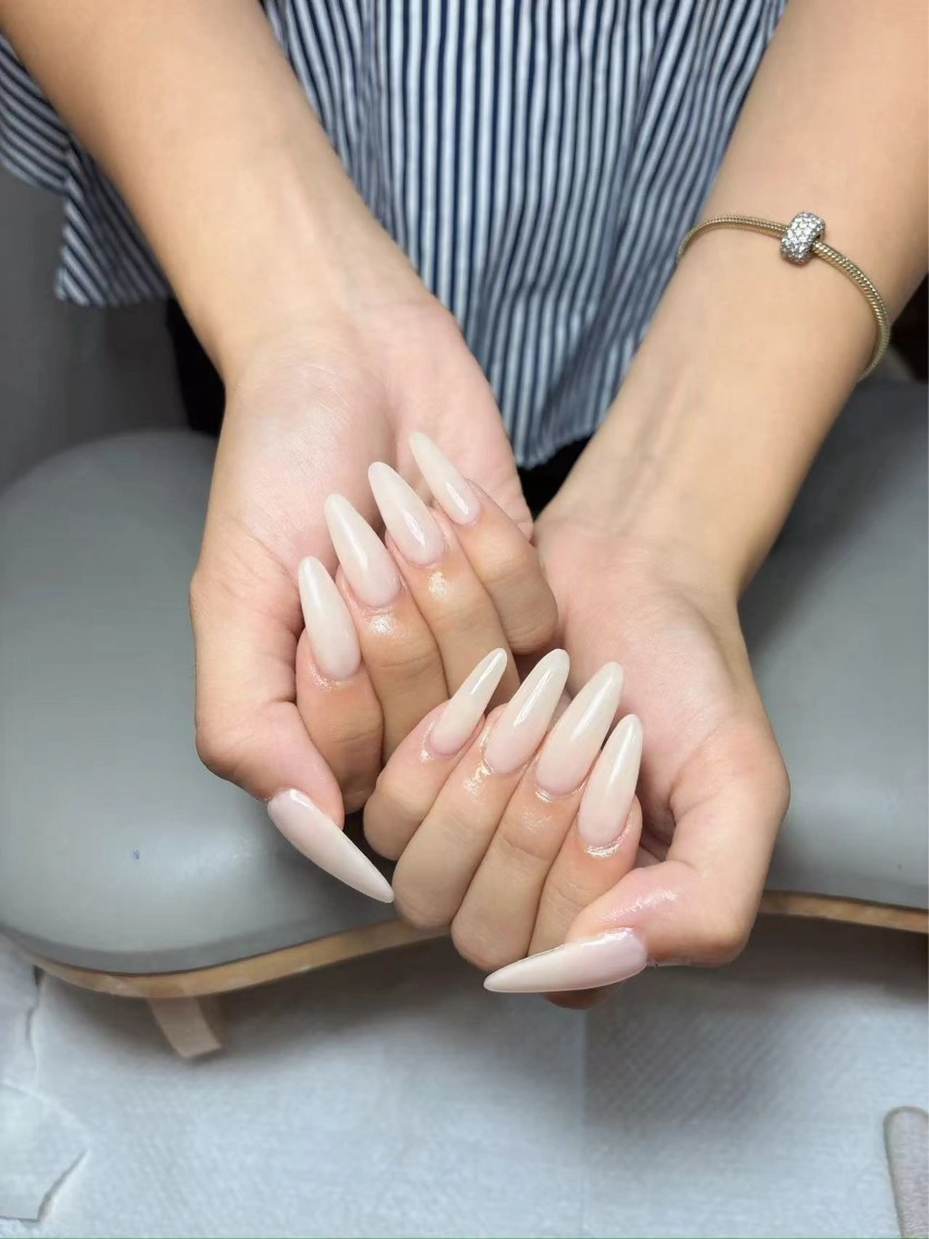 ネイル ワンカラーネイル ハンドネイル Chiara 長さだしのネイルデザイン