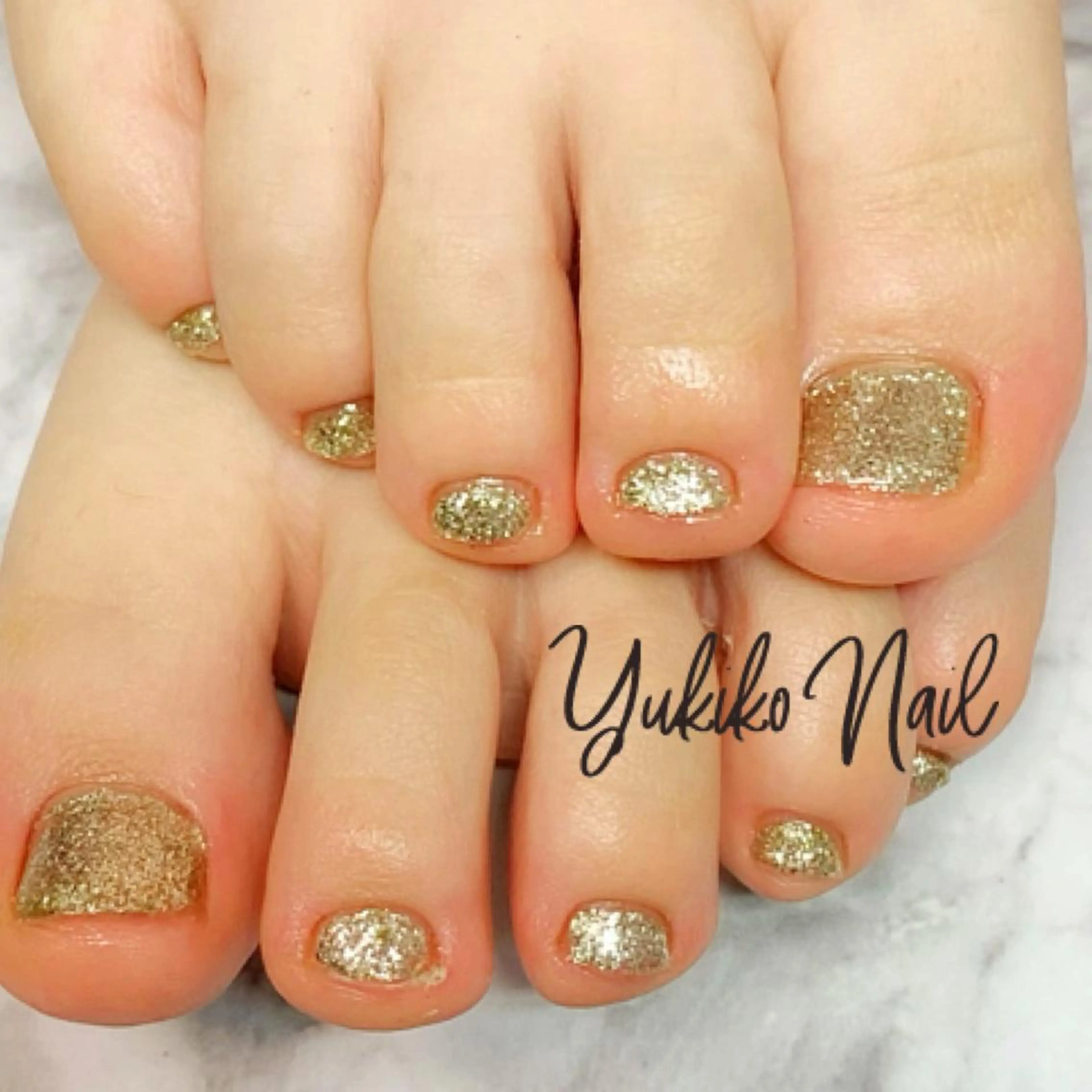 ネイル フットネイル ゴールド キラキラネイル ワンカラーネイル フットネイル ユキコ ネイルのネイルデザイン