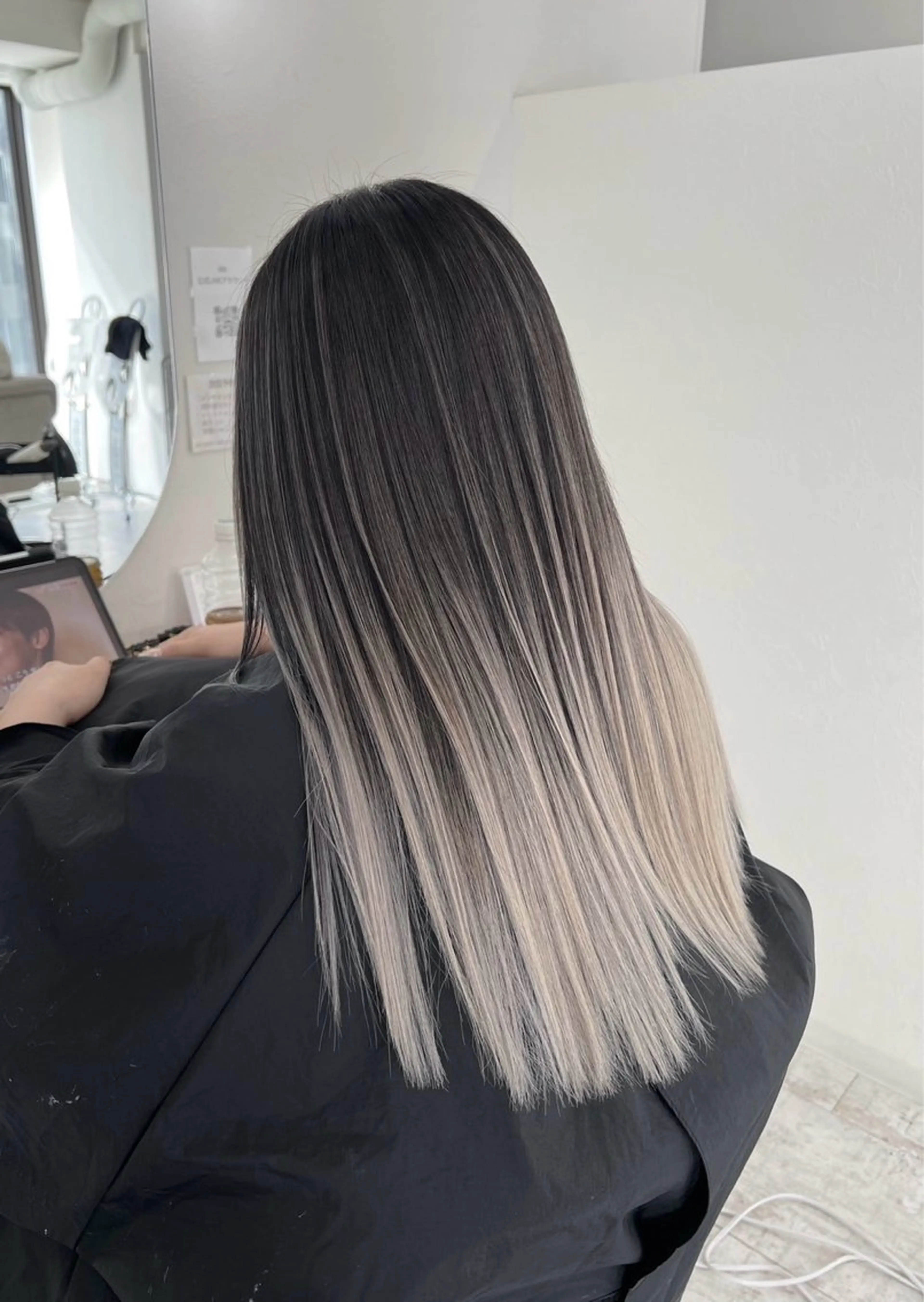 セミロング カラー バレイヤージュ シルバー ホワイトシルバー レイヤーカット ヘアカラー トリートメント ROBIN所属・指名数No.1 /NAOYAのヘアスタイル