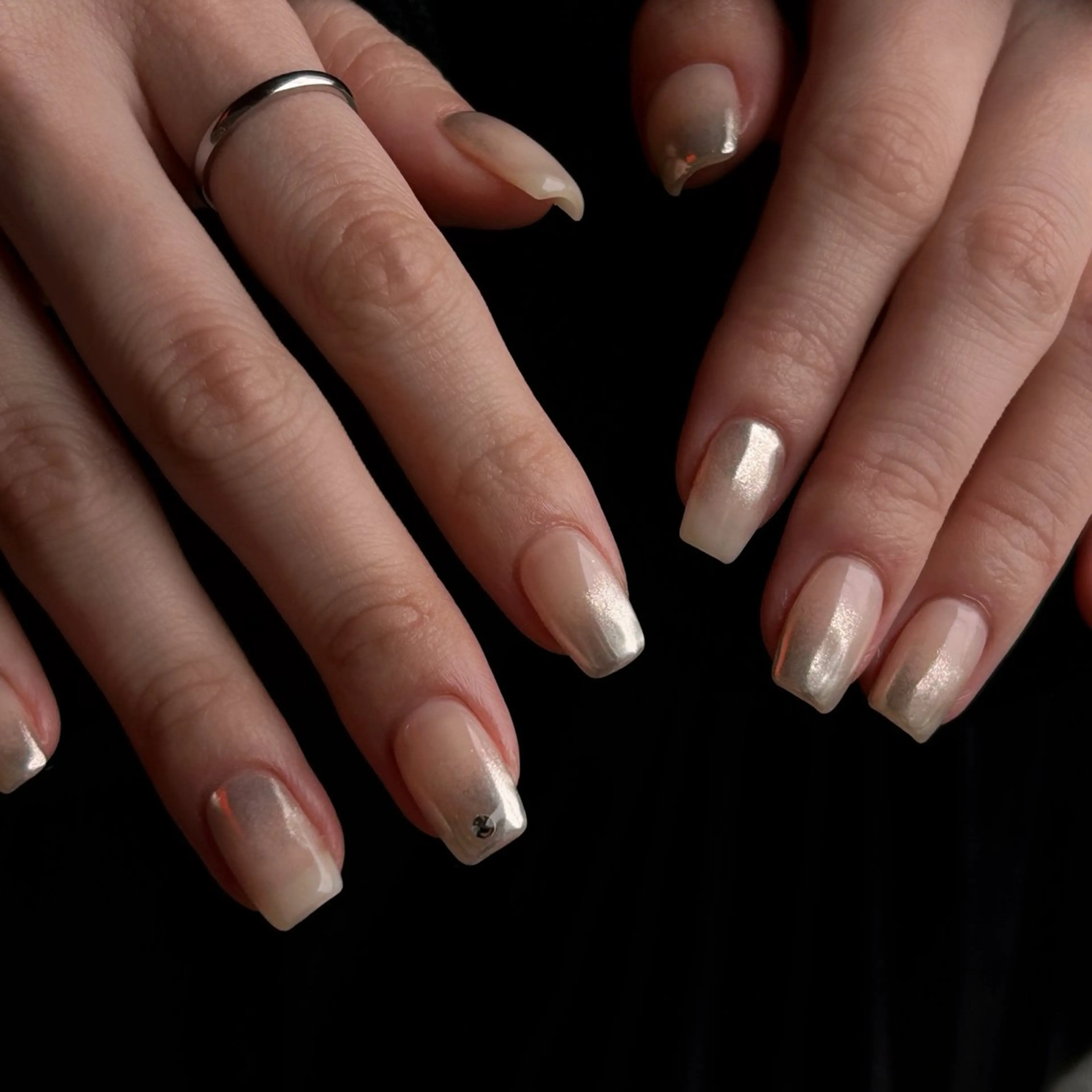 ネイル ミラーネイル シルバー シンプルネイル ハンドネイル hair MILE.所属・MILE. mukonosouのネイルデザイン