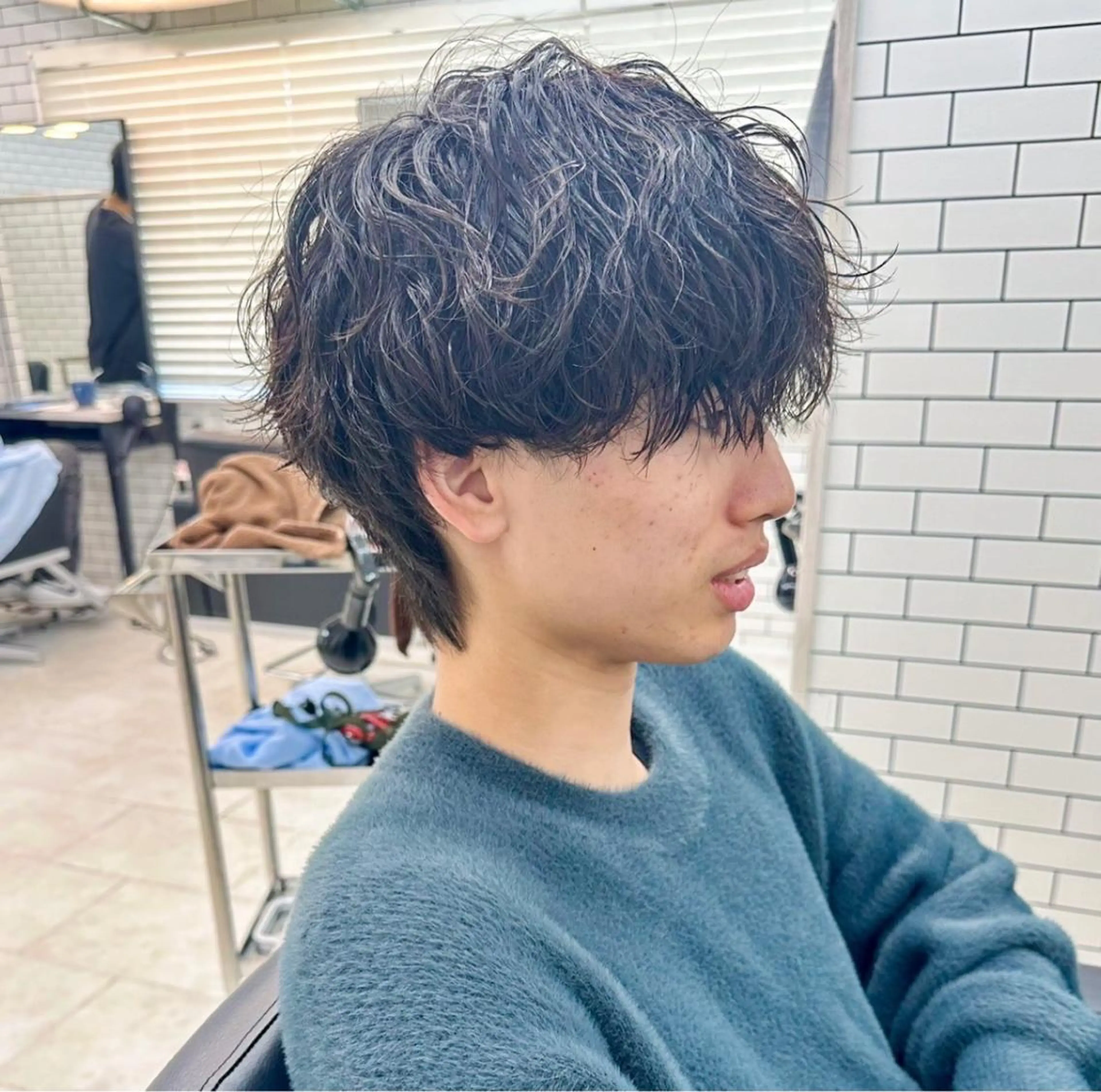 セミロング パーマ メンズ メンズパーマ 波巻きパーマ セミロングパーマ スパイラルパーマ メンズ特化✂️ 小枝 優生のヘアスタイル