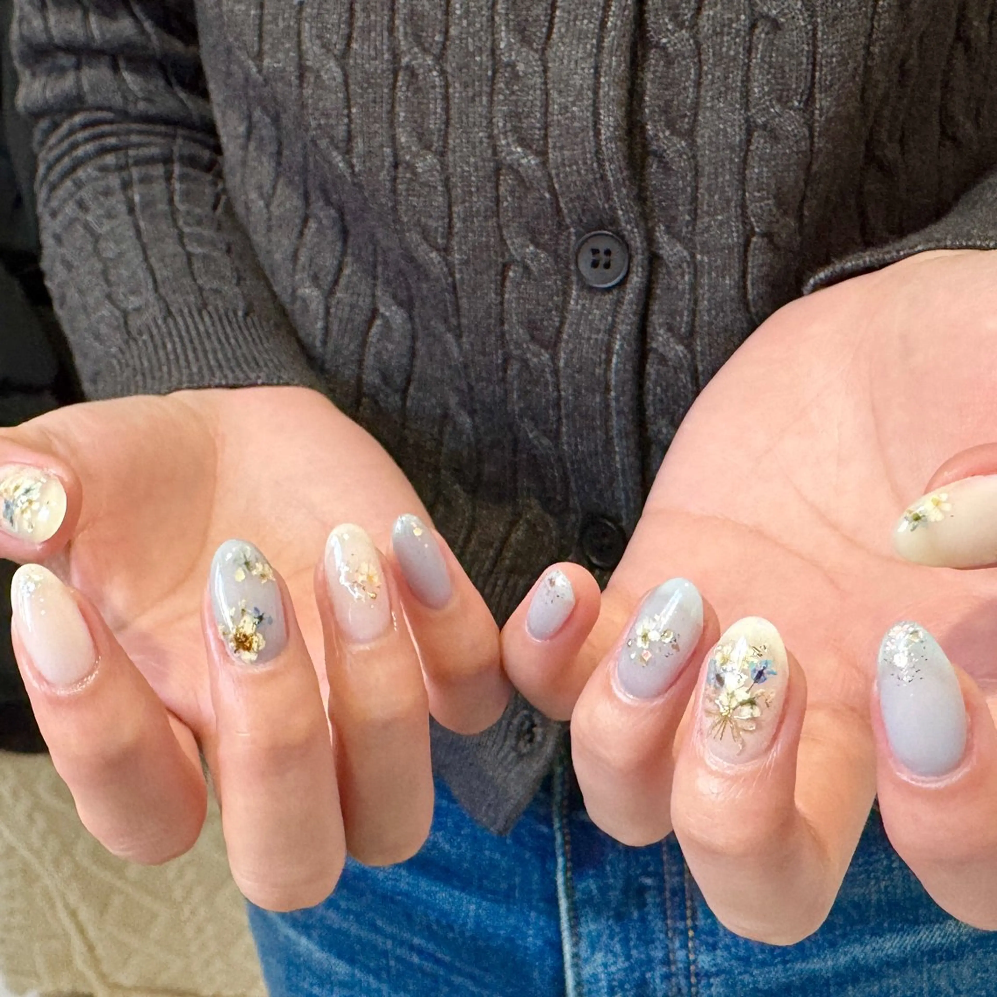 ネイル オーロラネイル ブルー フラワーネイル 春ネイル ホワイト ハンドネイル pointillé .ayaのネイルデザイン