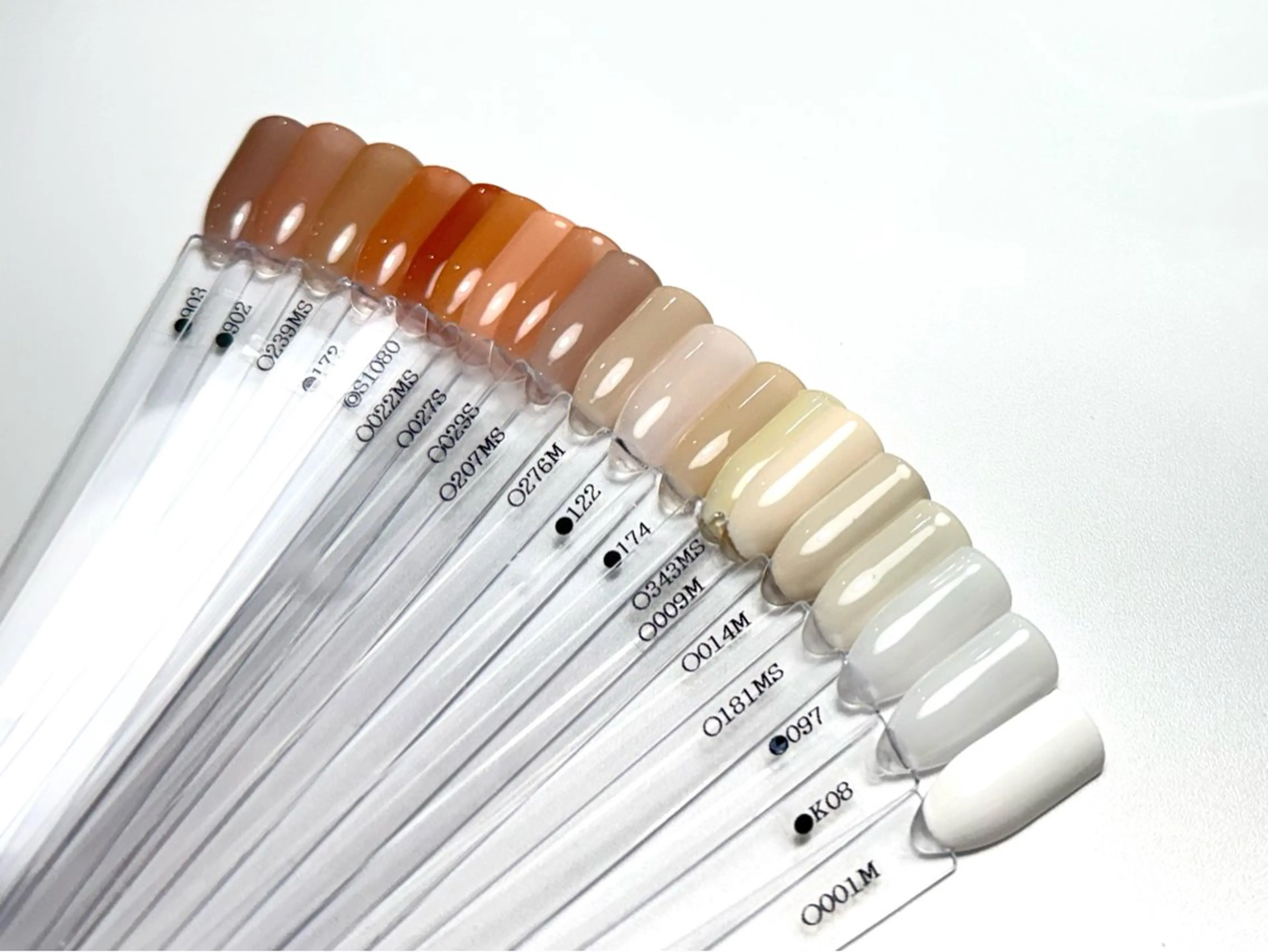 ネイル オフィスネイル ホワイト ハンドネイル Plus Ewalu / mihiroのネイルデザイン