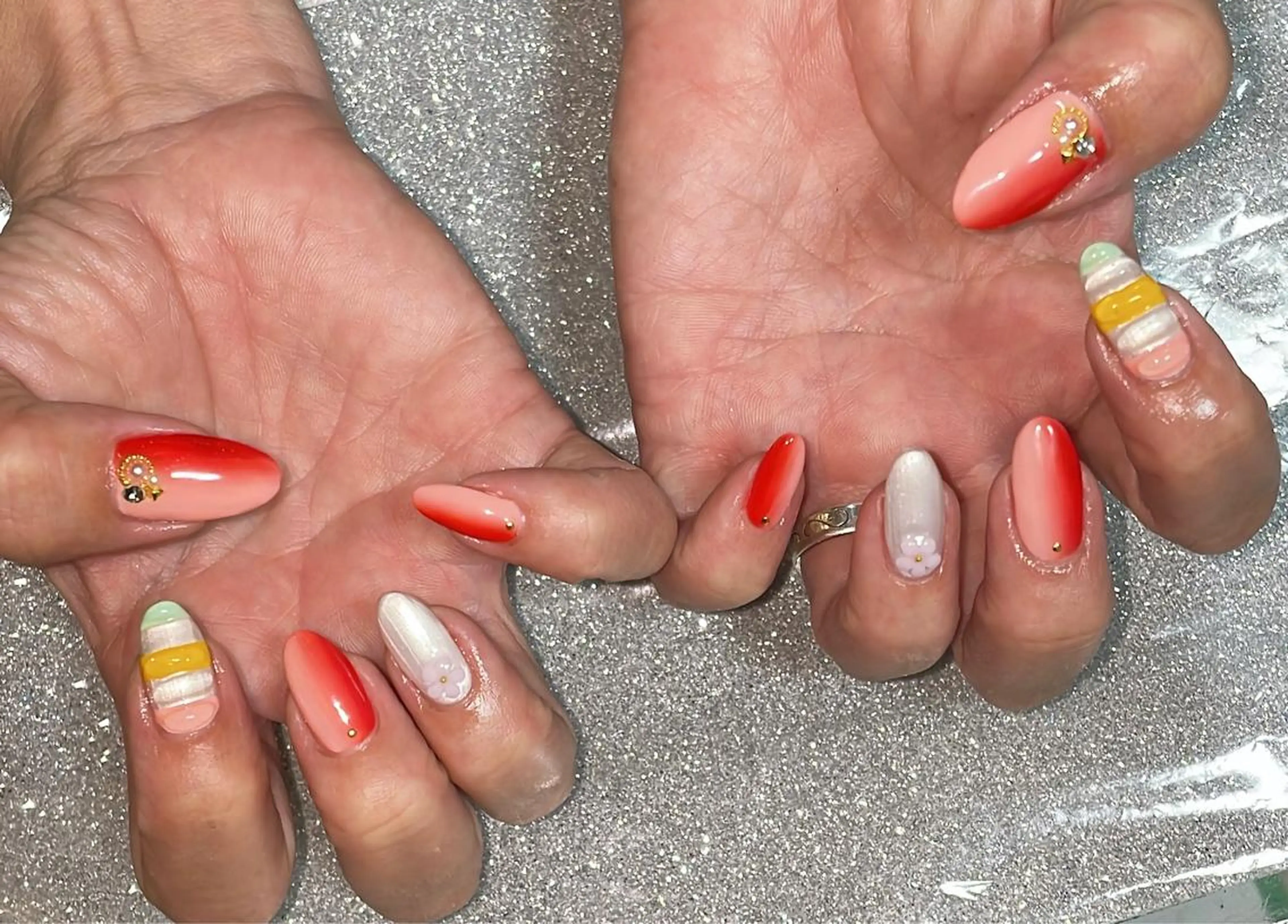 ネイル ハンドネイル VIERU 🌈🎀💖のネイルデザイン