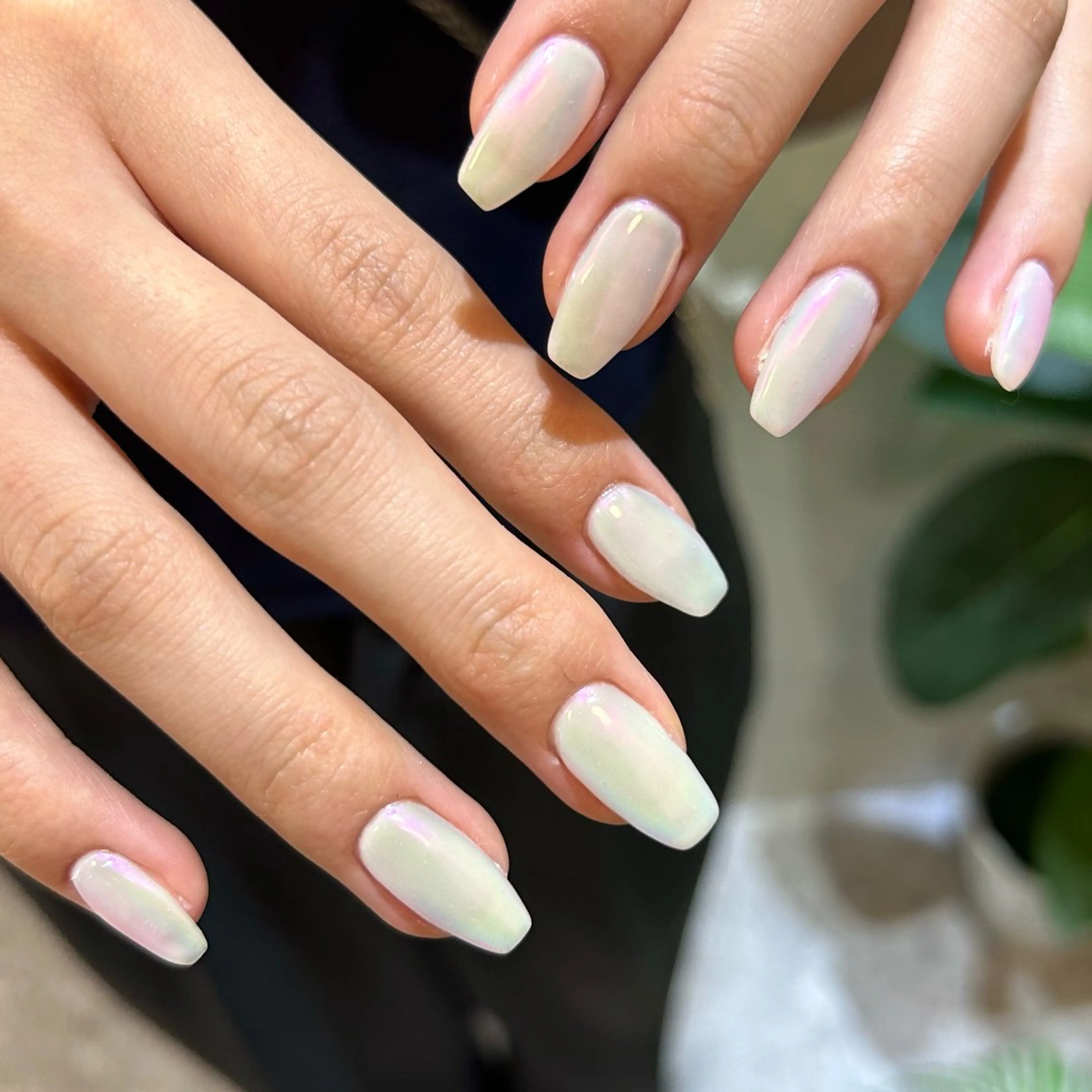 ネイル オーロラネイル ホワイト ハンドネイル 💅🏽 SHIORI🌙のネイルデザイン