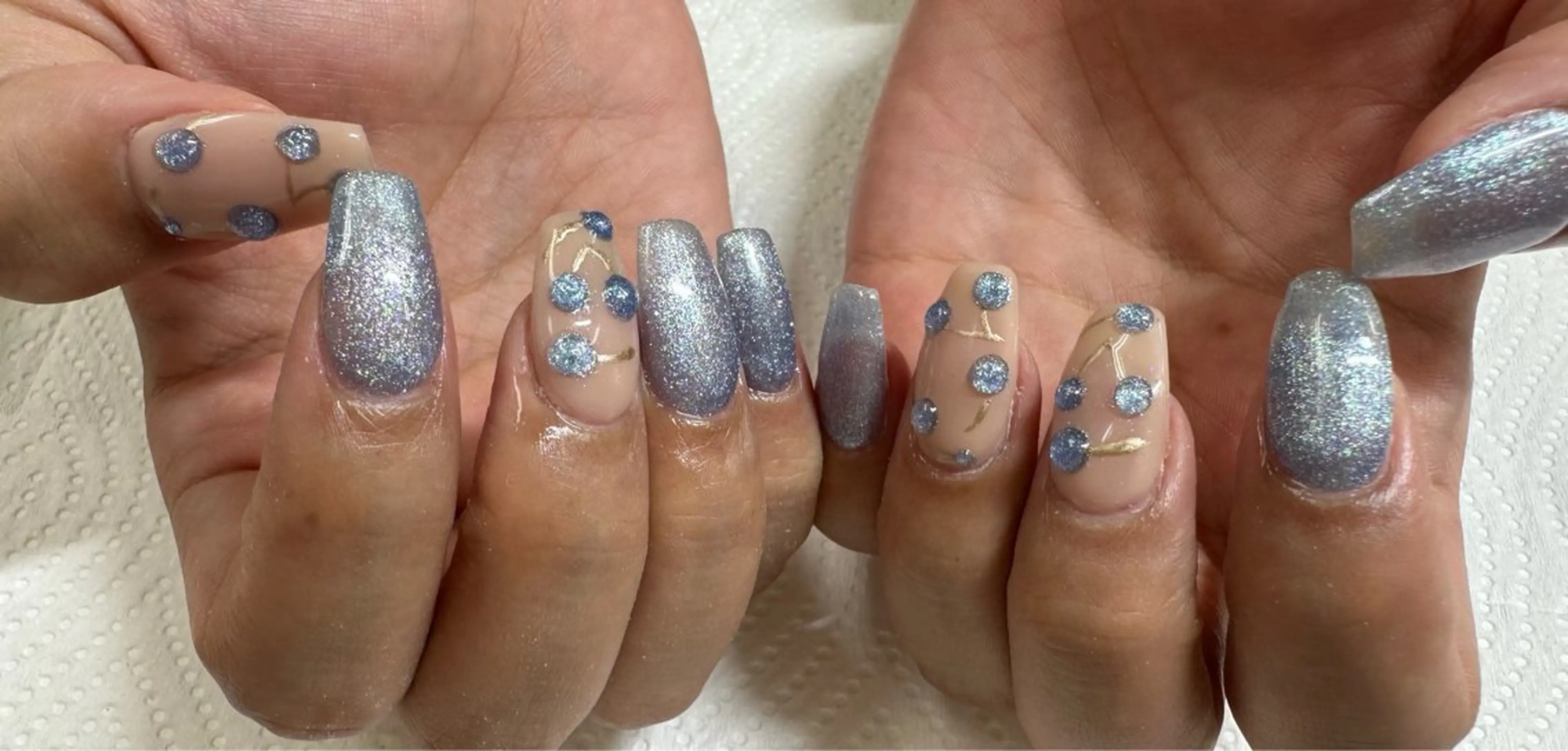 持ち込みアート4本＋色3色の写真