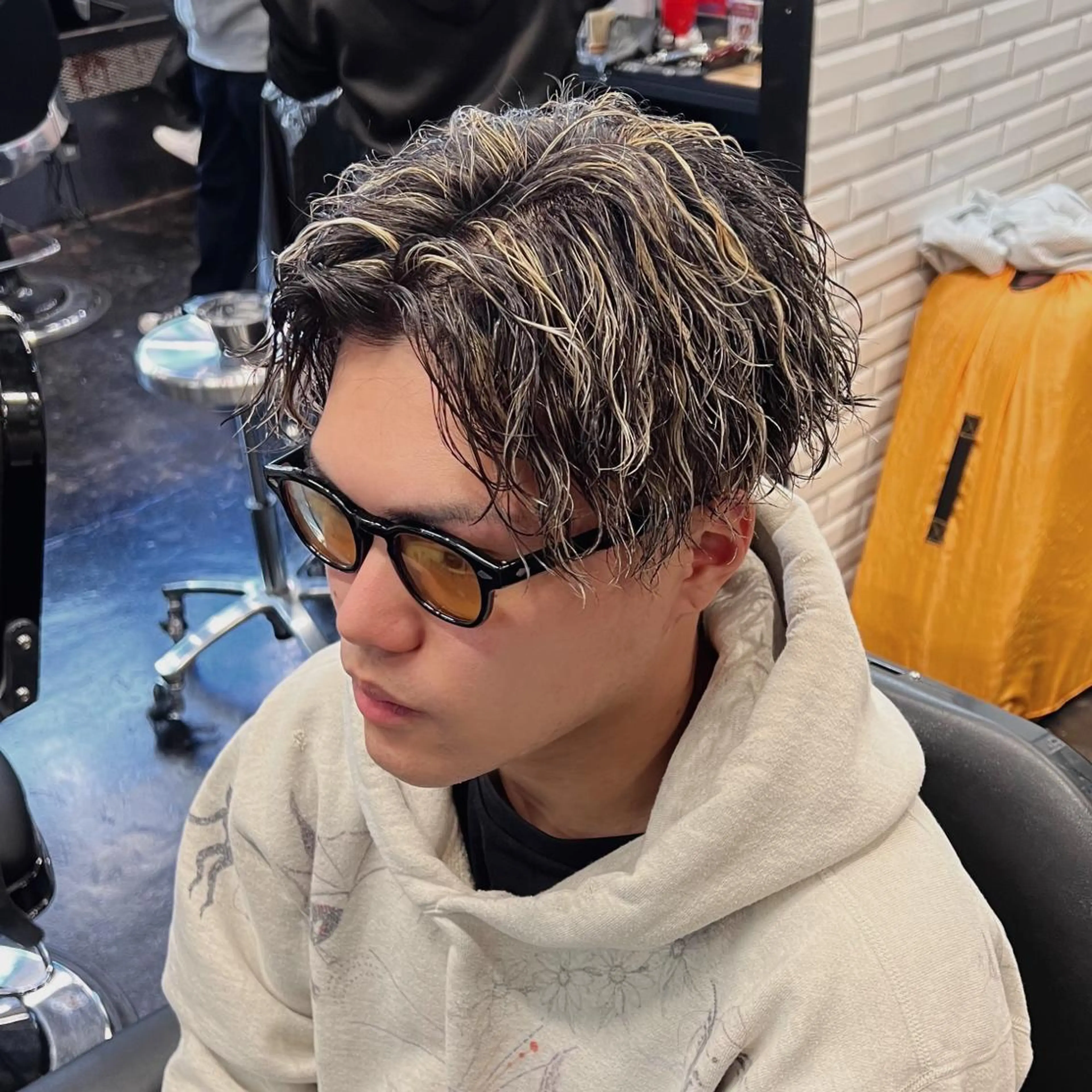 メンズ センターパート メンズメッシュ カット ヘアカラー パーマ トリートメント メンズ特化/パーマ/ メッシュ/竜成のヘアスタイル