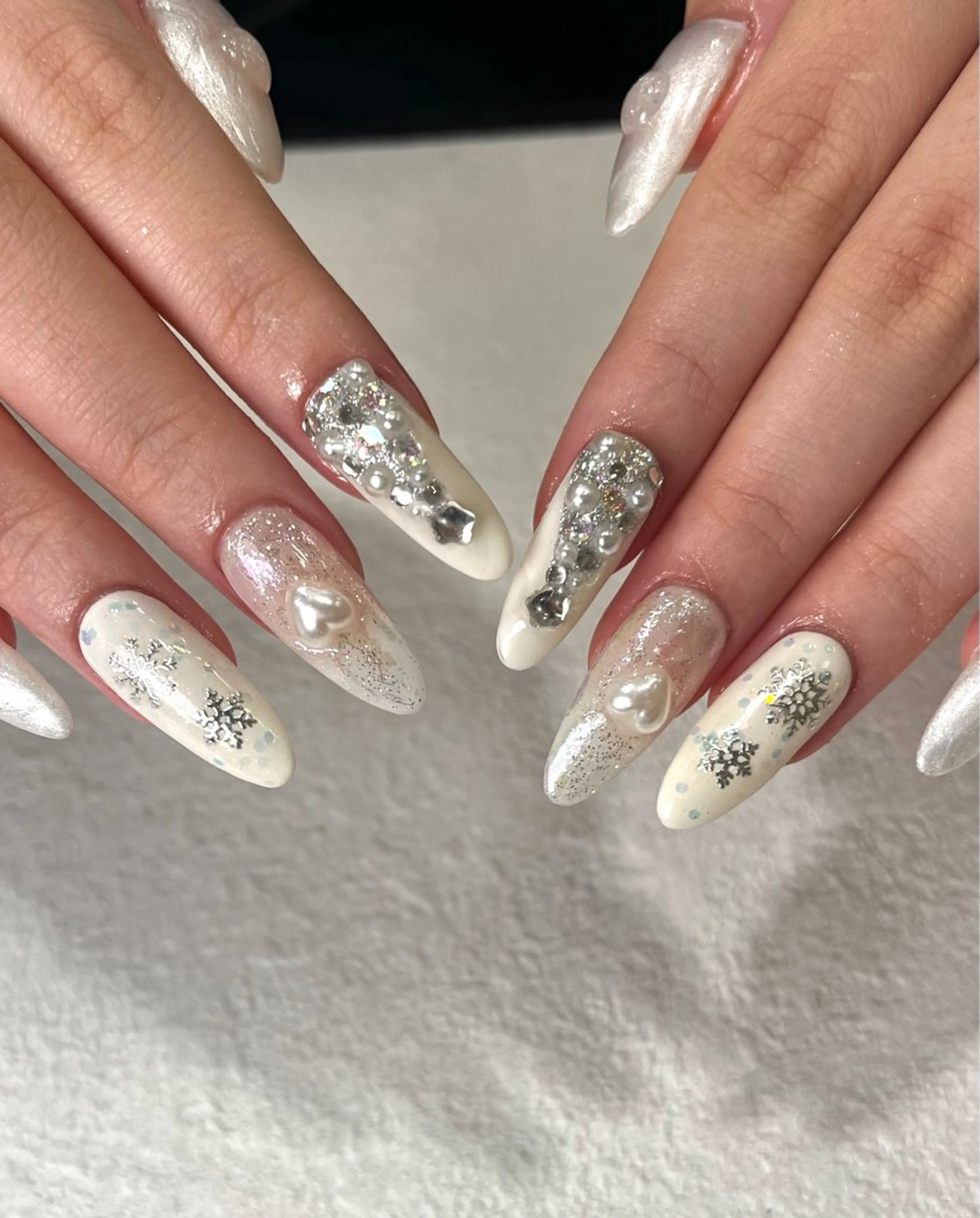 ネイル キラキラネイル ホワイト 冬ネイル クリスマス para ☀︎ sol by BECK所属・Para Sol nail　Maoのネイルデザイン