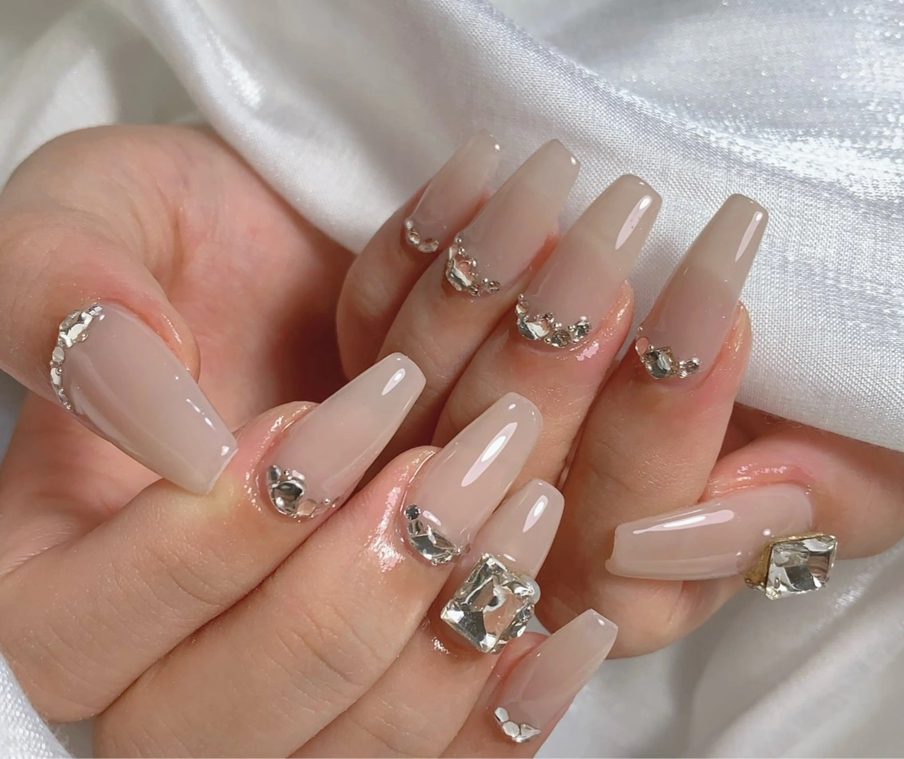 ネイル ブルー チークネイル フレンチネイル ハート ホログラムネイル ハンドネイル インフィニティ ネイルサロンのネイルデザイン