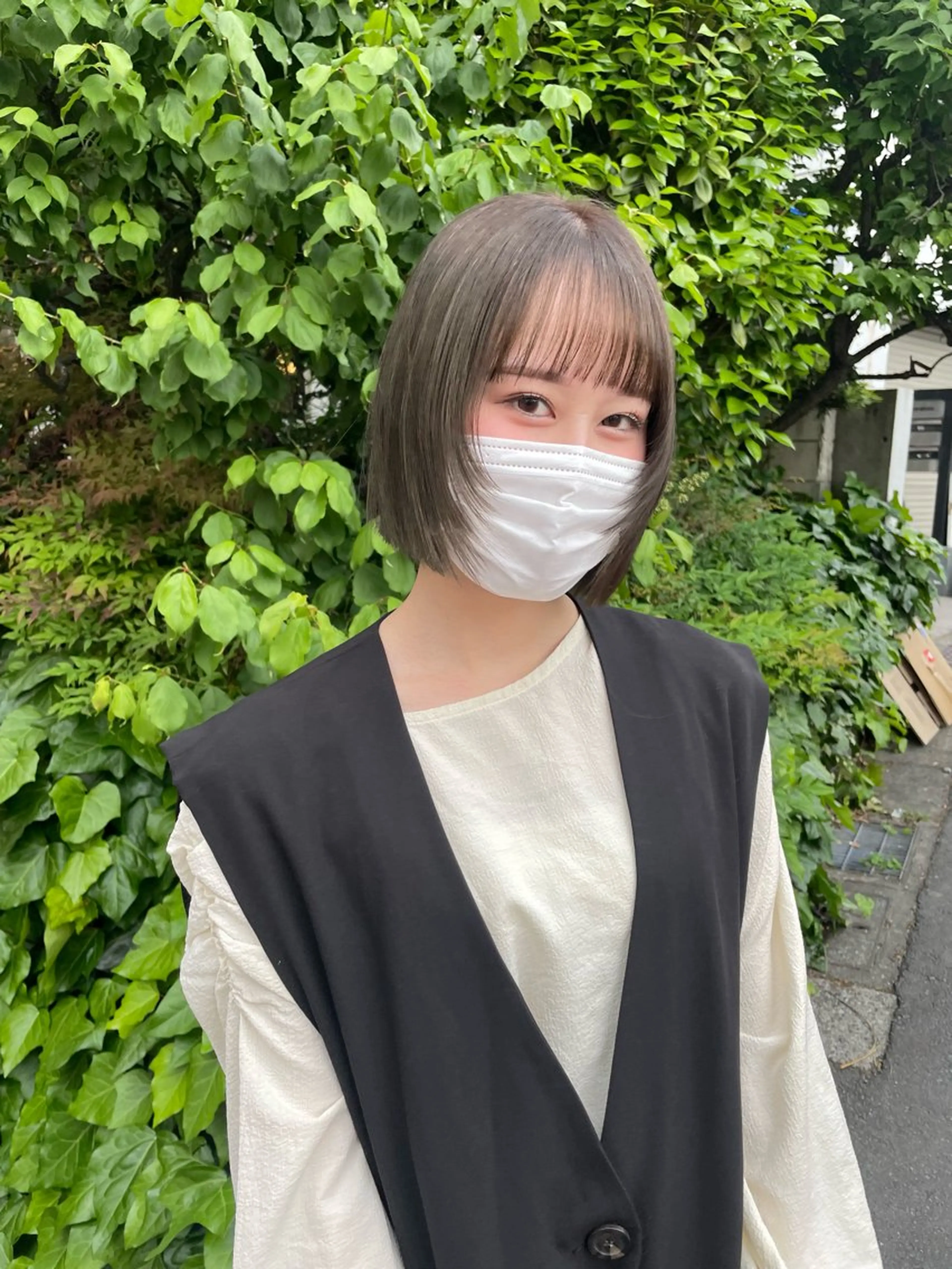 ショート カラー ベージュカラー ブリーチ オリーブベージュ ボブ レイヤーカット カット ヘアカラー ブリーチなしで透け感 暖色カラーボブaoiのヘアスタイル