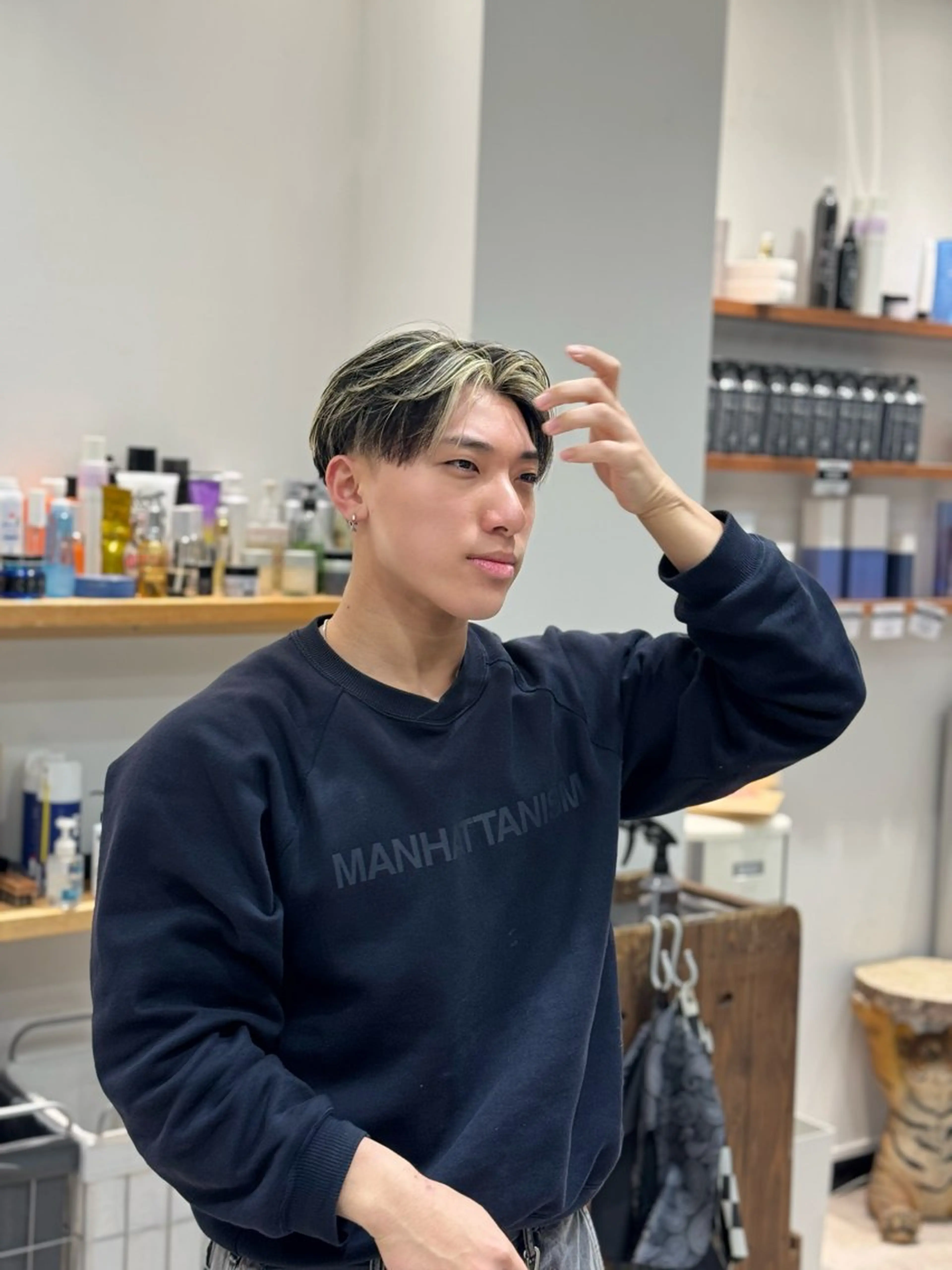 ミディアム カラー メンズ センターパート メンズメッシュ メッシュ カット ヘアカラー メンズカット✂️/ パーマ🪢/金敷幸作のヘアスタイル
