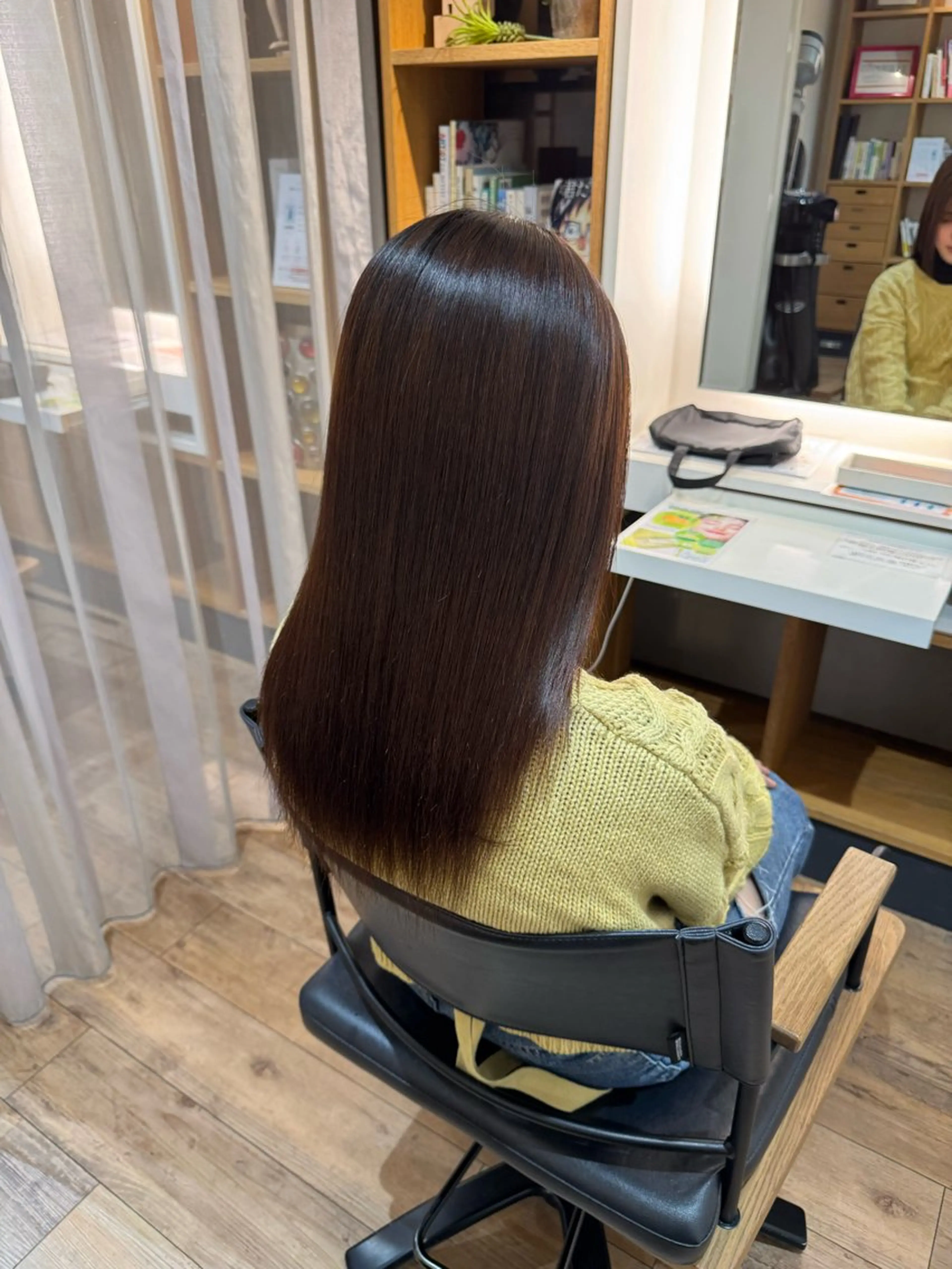 セミロング カット 縮毛矯正 トリートメント afloatkobe所属・美髪/髪質改善 川口凌弥のヘアスタイル