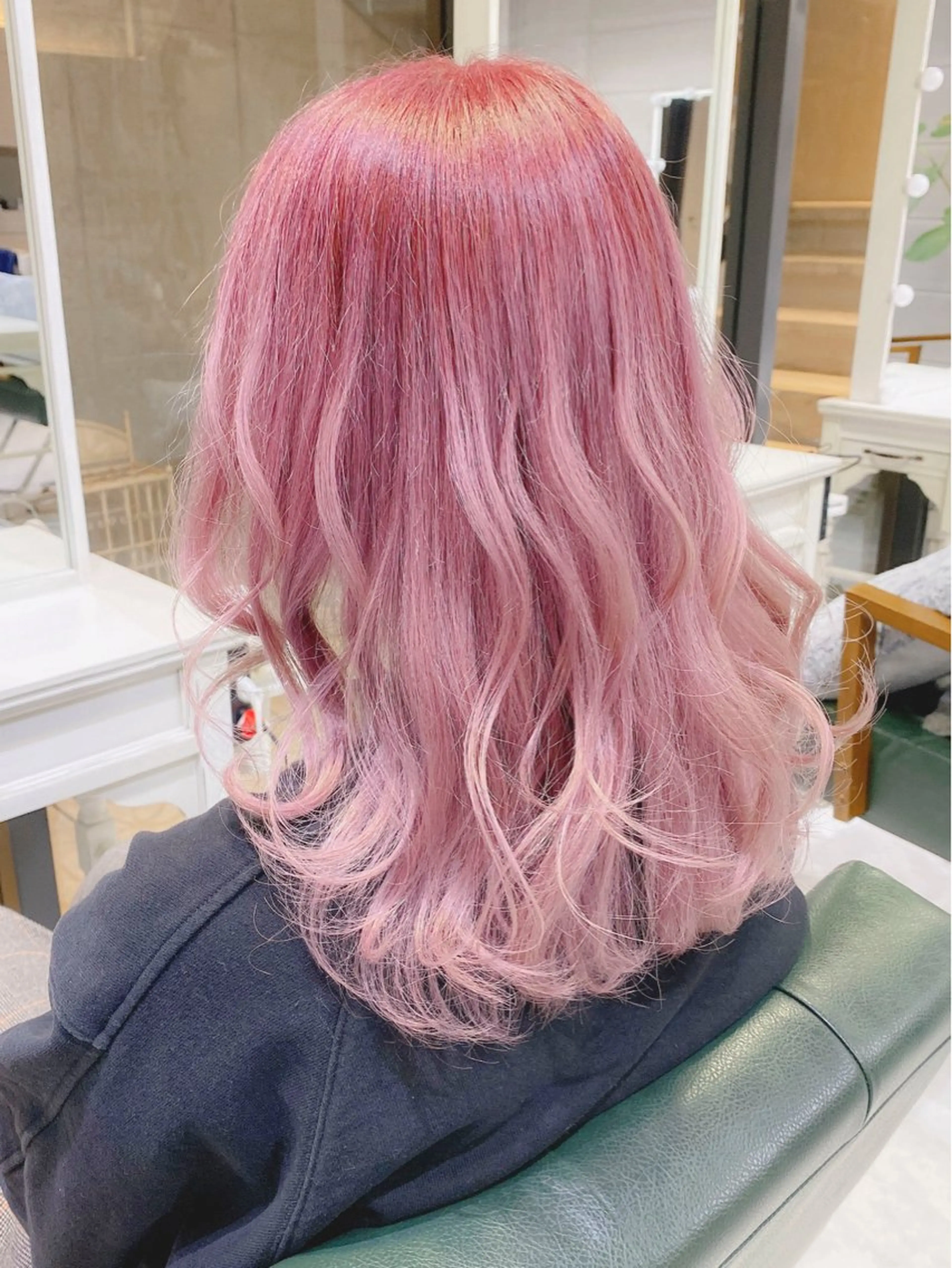 セミロング カラー ヘアアレンジ ブリーチ ケアブリーチ 透明感カラー デザインカラー ハイトーンカラー 𝐑𝐈𝐍𝐊𝐀 🐷🖤のヘアスタイル
