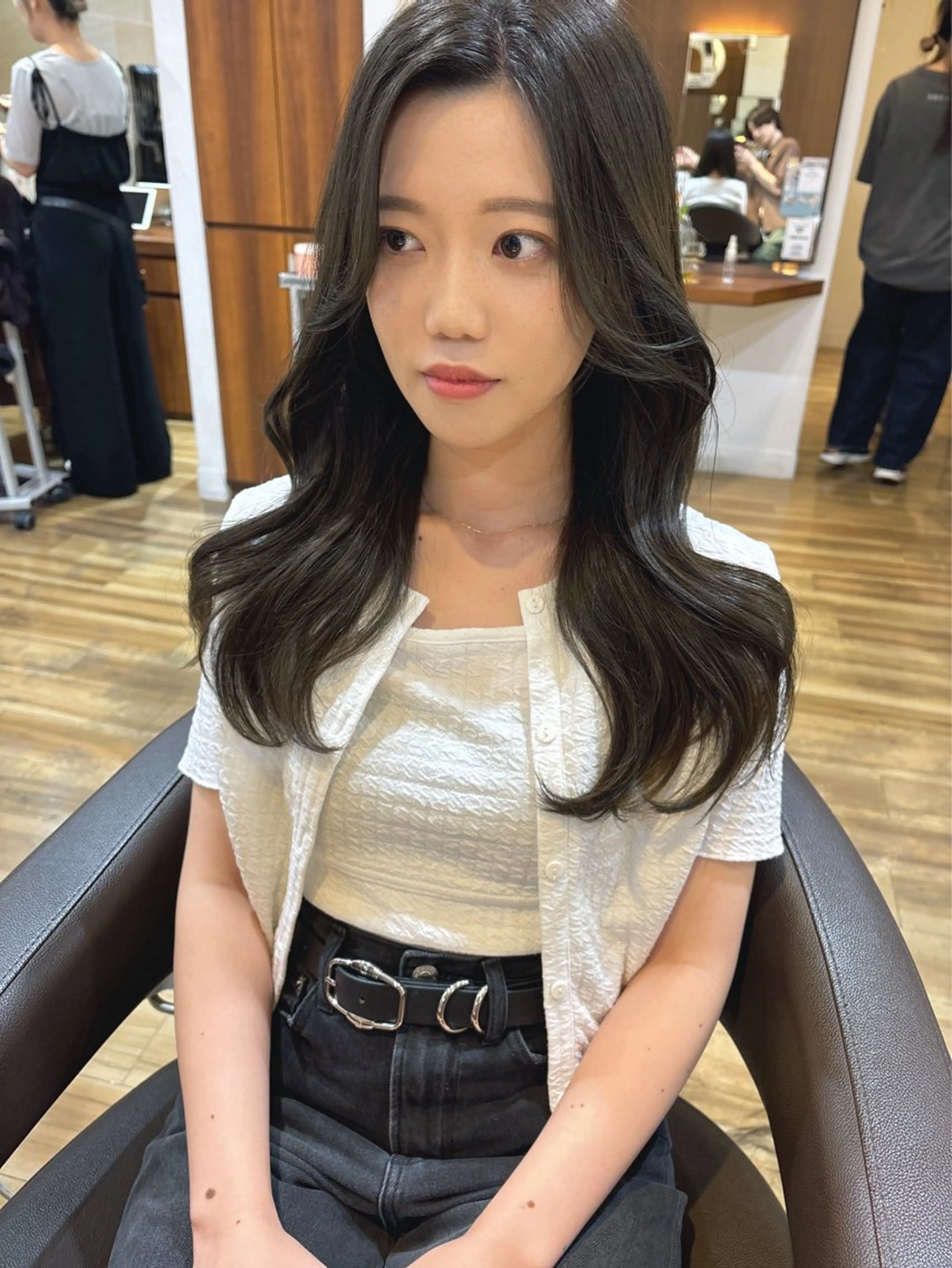 ロング カラー グレージュ オリーブグレージュ オリーブグレー カット ヘアカラー トリートメント レイヤーカット /透明感/千葉怜寿のヘアスタイル