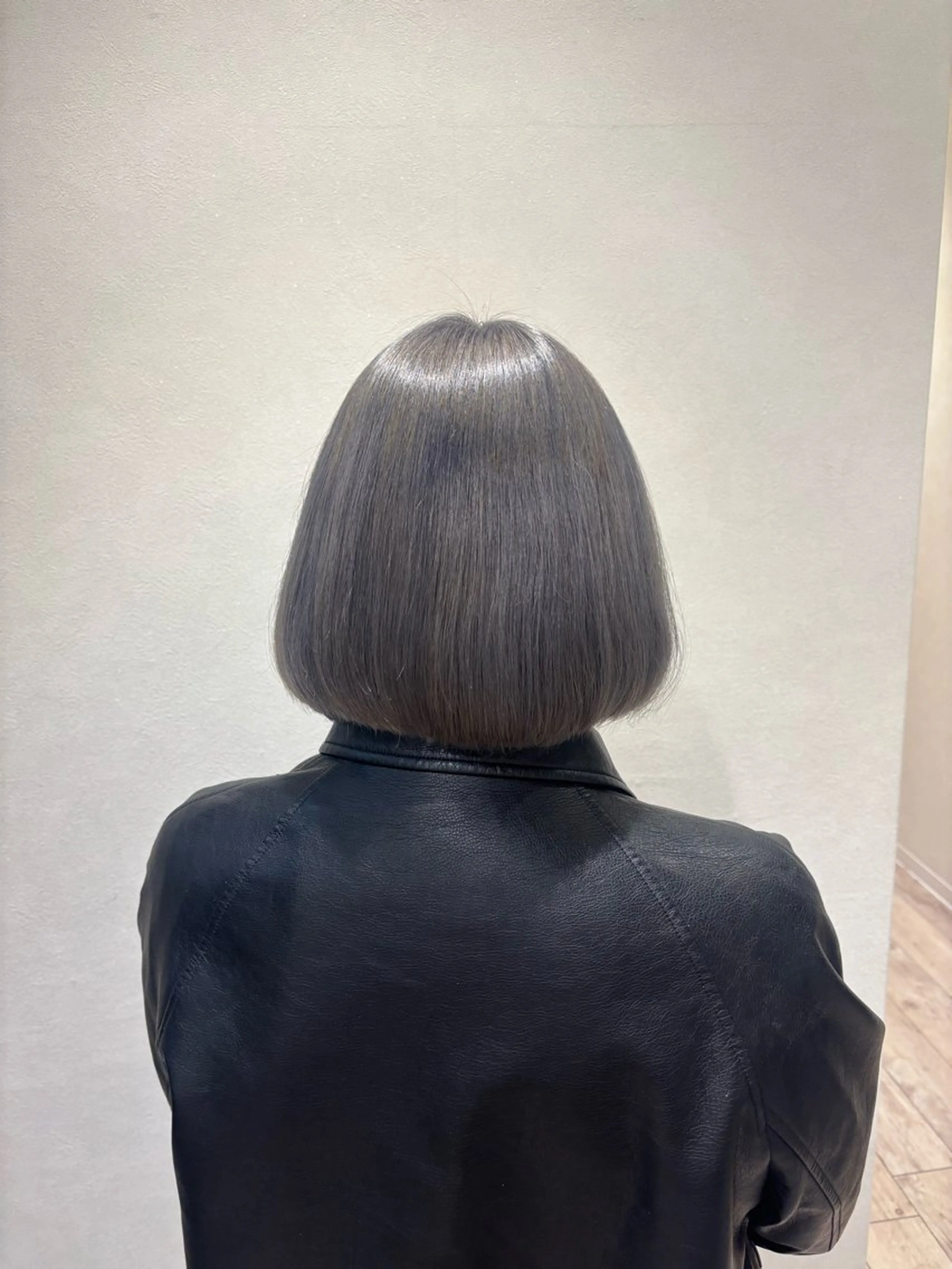 ショート カラー ブリーチ グレージュ シルバー シルバーグレージュ universe Mizuki🎀のヘアスタイル