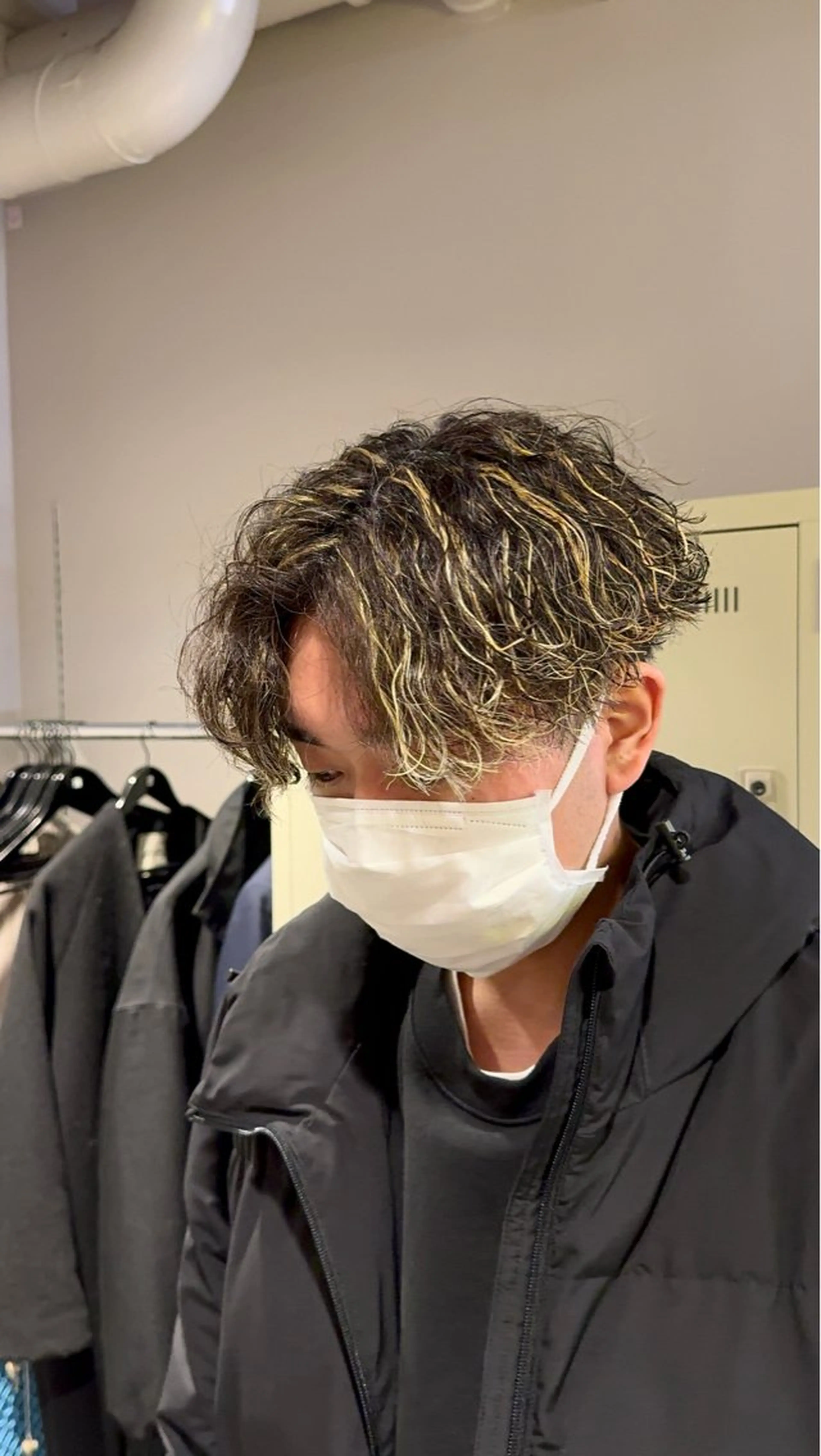 ミディアム カラー パーマ ヘアアレンジ メンズ ミディアムパーマ メンズハイライト メンズパーマ 波巻きパーマ ハイライトカラー カット ヘアカラー パーマ ヘッドスパ ヘアセット 顔まわりカット の達人のヘアスタイル