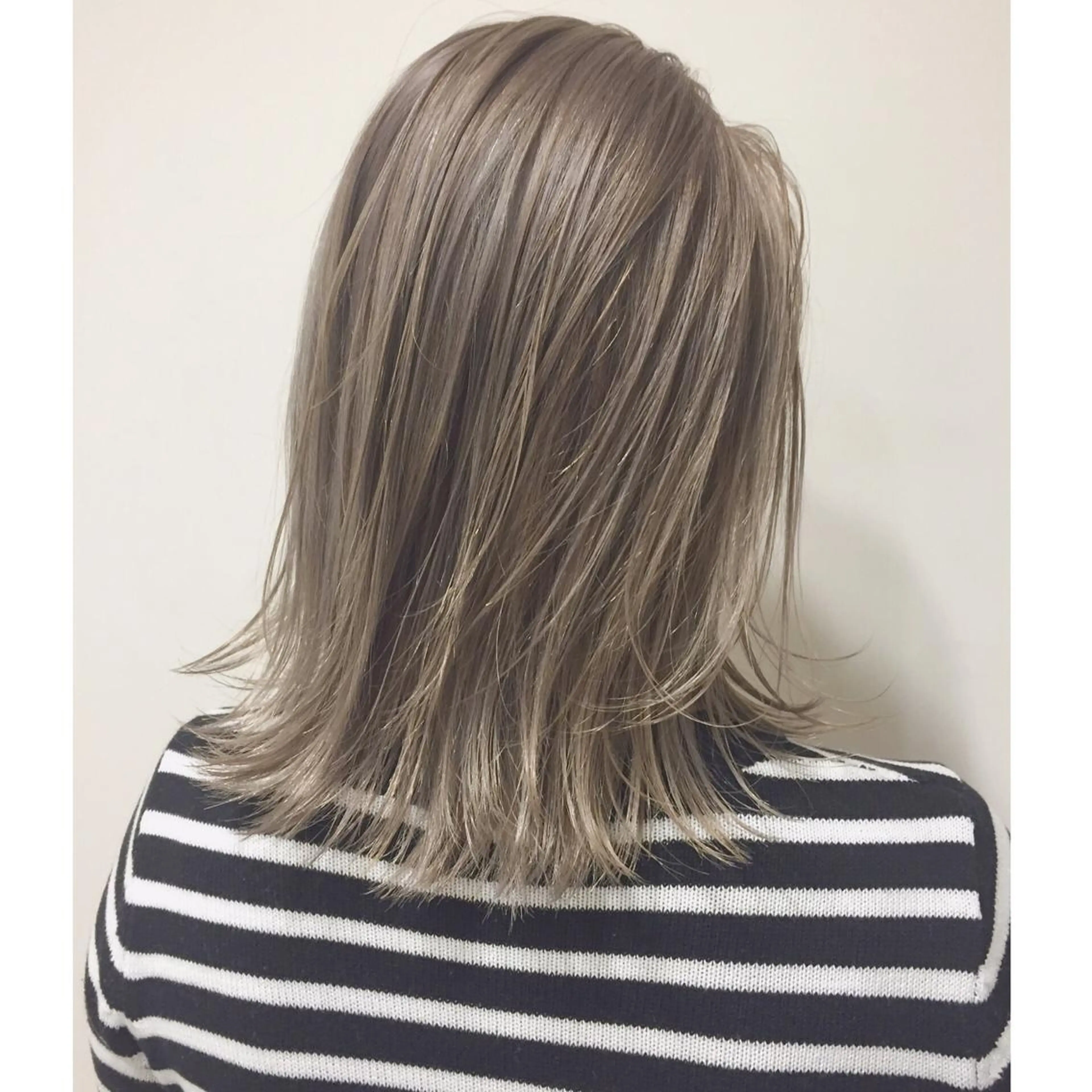 ショート カラー ブロンド ハイトーンカラー ボブ 外ハネヘア Hair mission【ヘアーミッション】心斎橋所属・エクステ／レイヤー 落合/心斎橋のヘアスタイル