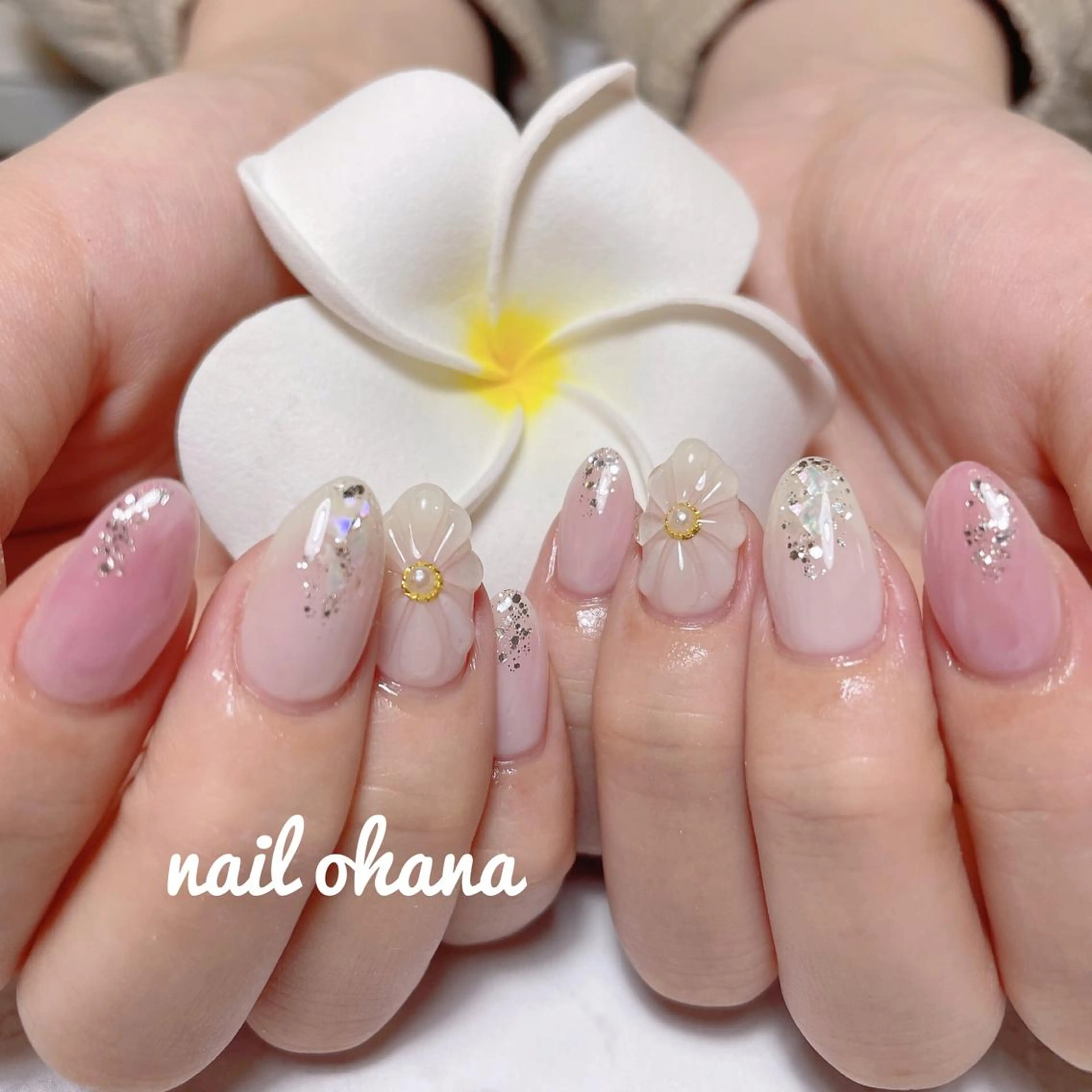 ミディアム ネイル フラワーネイル ジェルネイル キラキラネイル 持ち込み ぷっくりネイル 那覇🏝️台湾人 ネイリストSHIUのネイルデザイン