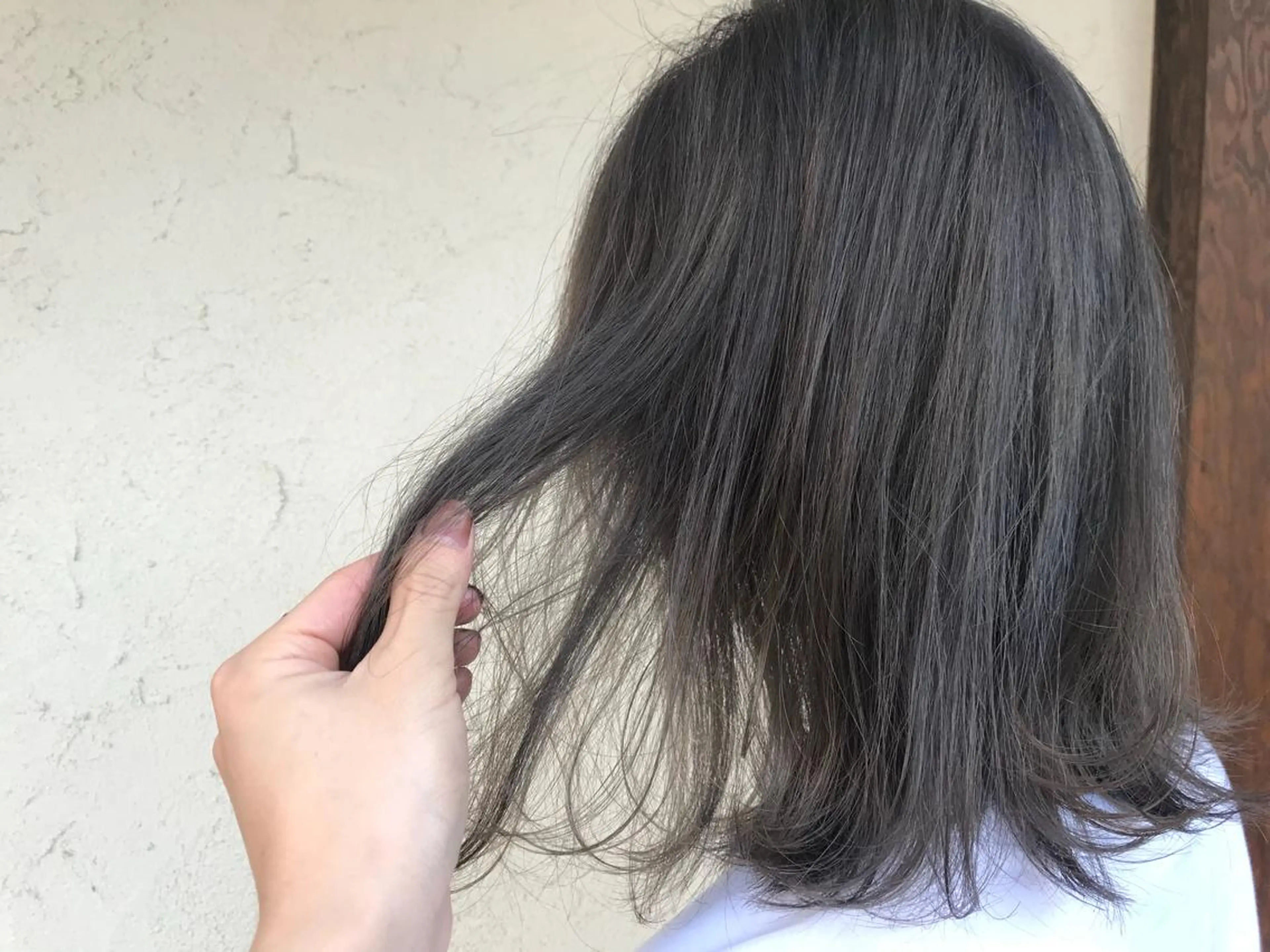 ミディアム カラー ブリーチ ダークグレー 艶髪育成サロン 京橋　shinのヘアスタイル