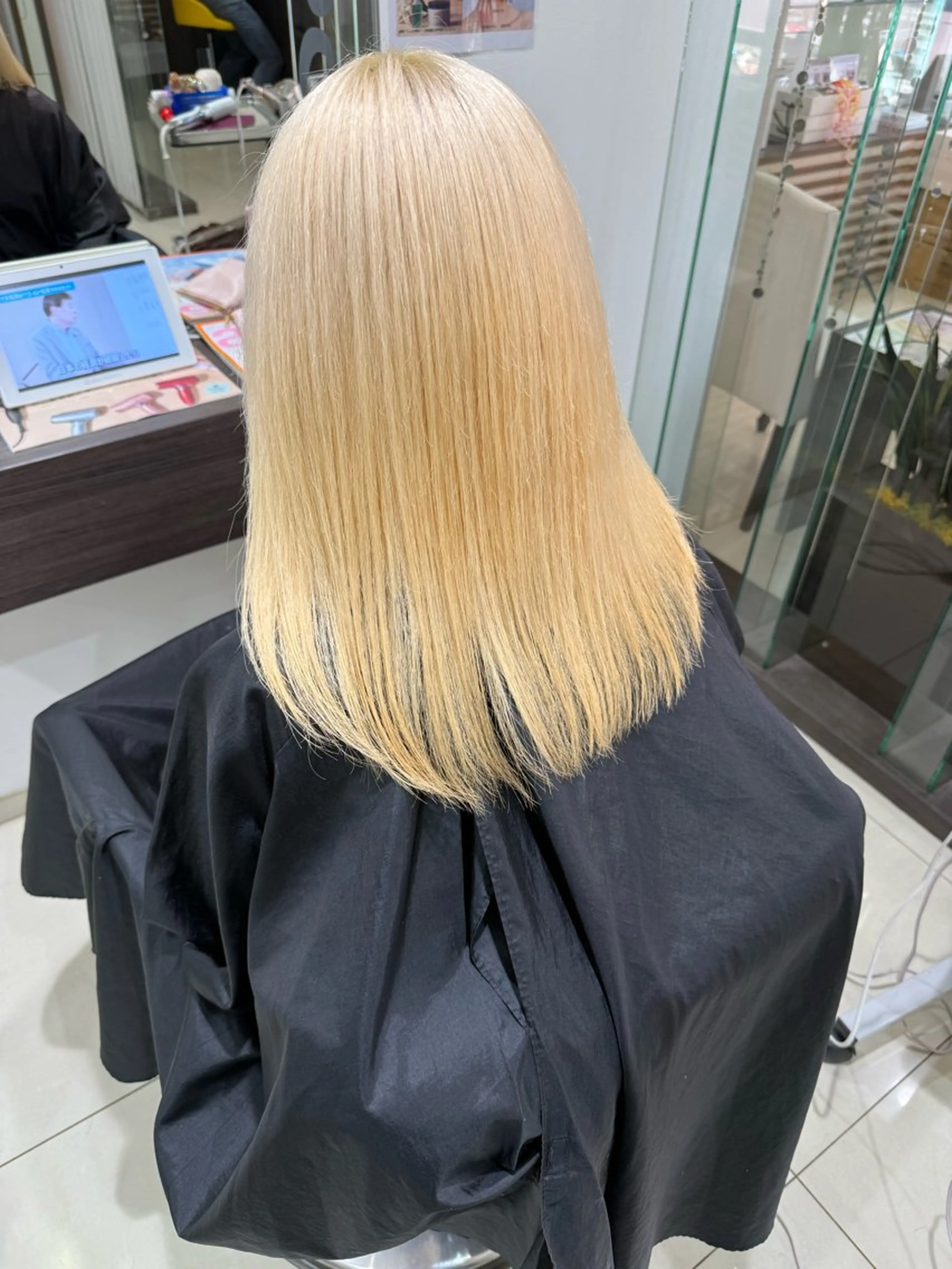 セミロング カラー ブリーチ ブロンド ホワイトブロンド ヘアカラー 艶カラー/縮毛矯正/ ブリーチカラー/みなのヘアスタイル