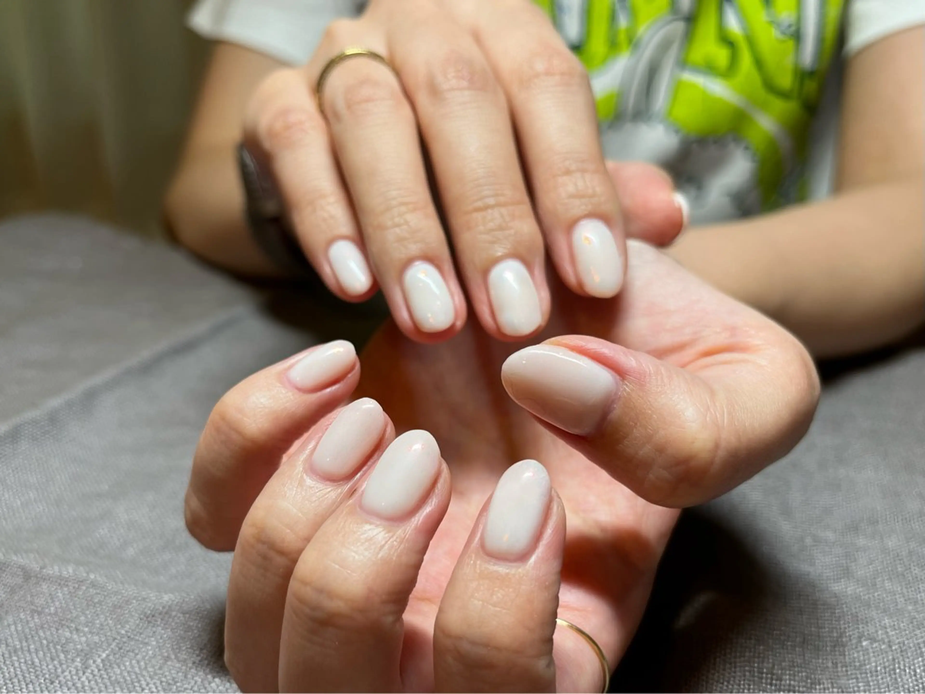 ネイル オーロラネイル 持ち込み ホワイト atelier mofのネイルデザイン