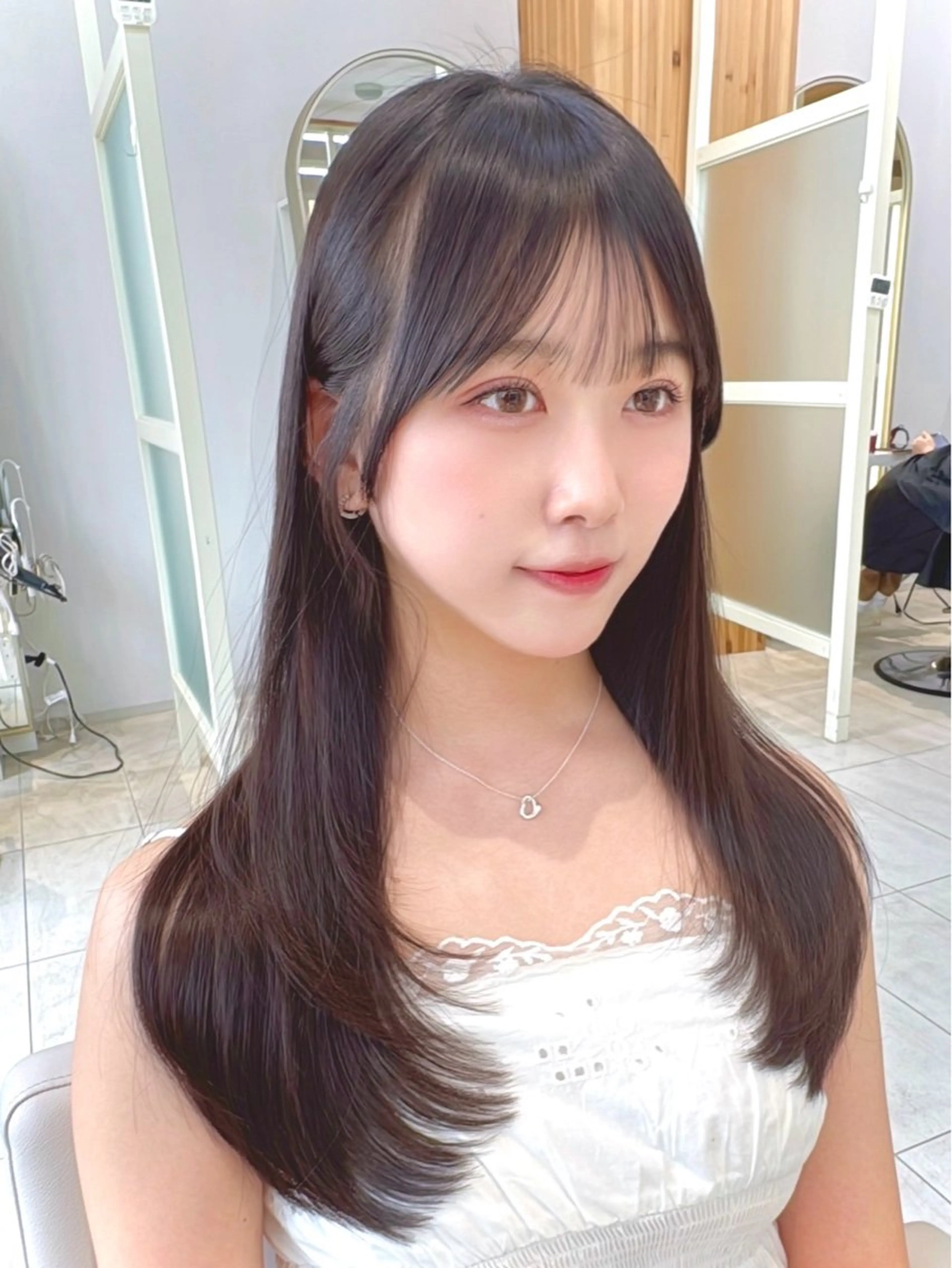 セミロング カット ヘアカラー トリートメント レイヤーカット/ 顔まわり/アオイのヘアスタイル