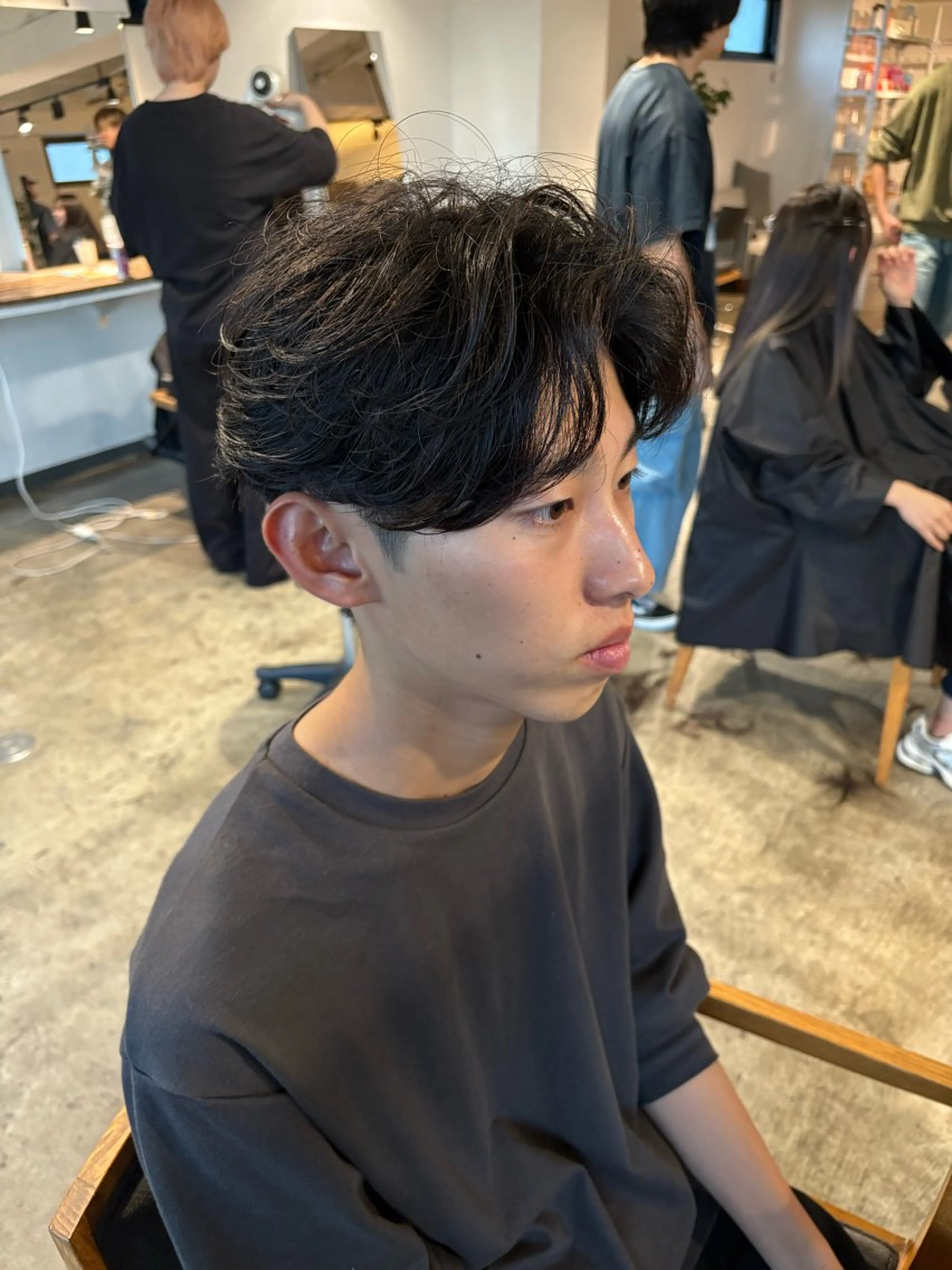 ショート パーマ メンズ センターパート ダウンパーマ フェザーパーマ カルマパーマ メンズ韓国風 カット パーマ become men's hair 名駅店所属・名駅/フェザーパーマ 韓国ヘア/森岡のヘアスタイル