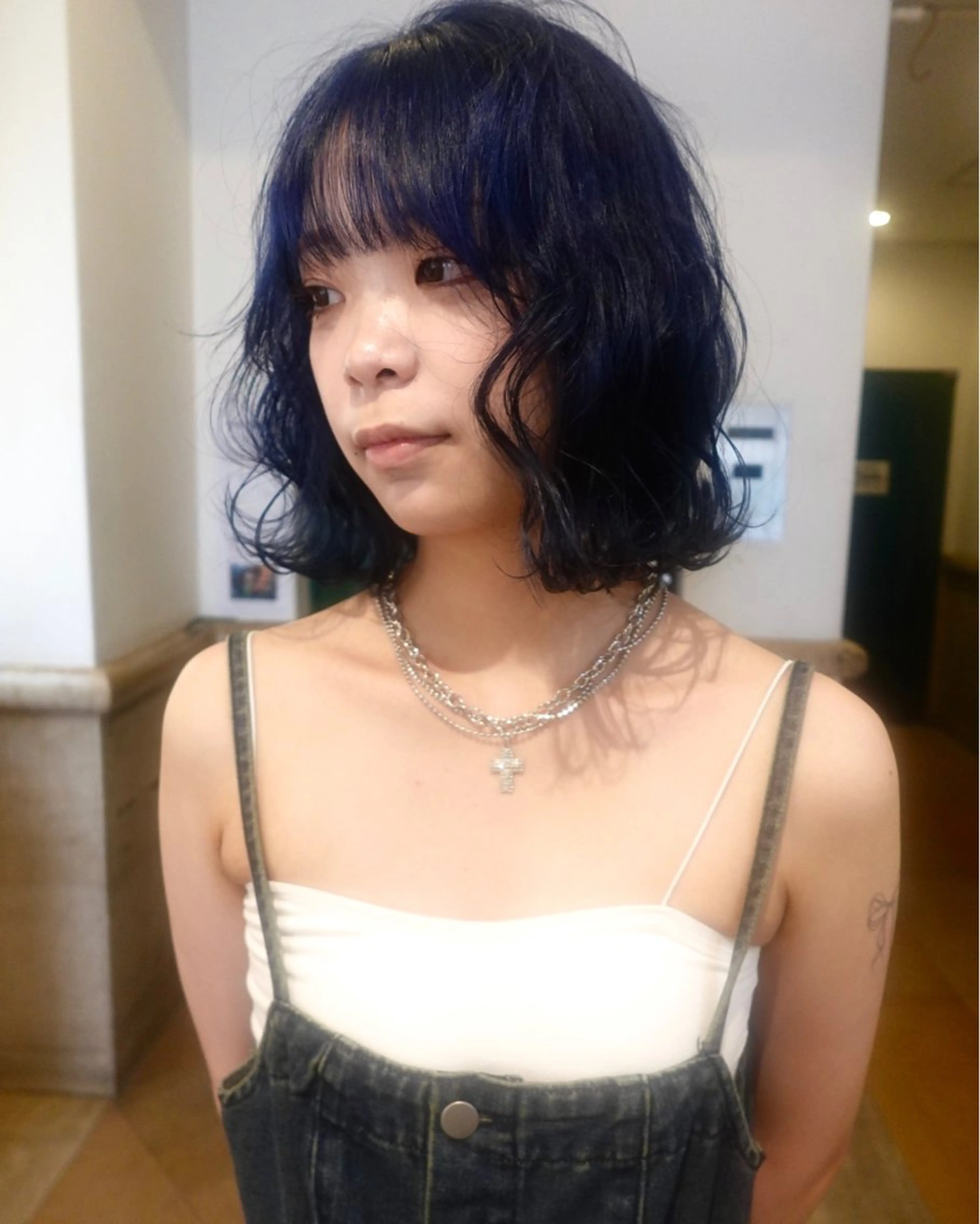 ショート カラー ブリーチ ブルーカラー ネイビーカラー ボブ カット ヘアカラー トリートメント RAIMA ハイトーン/ベージュのヘアスタイル