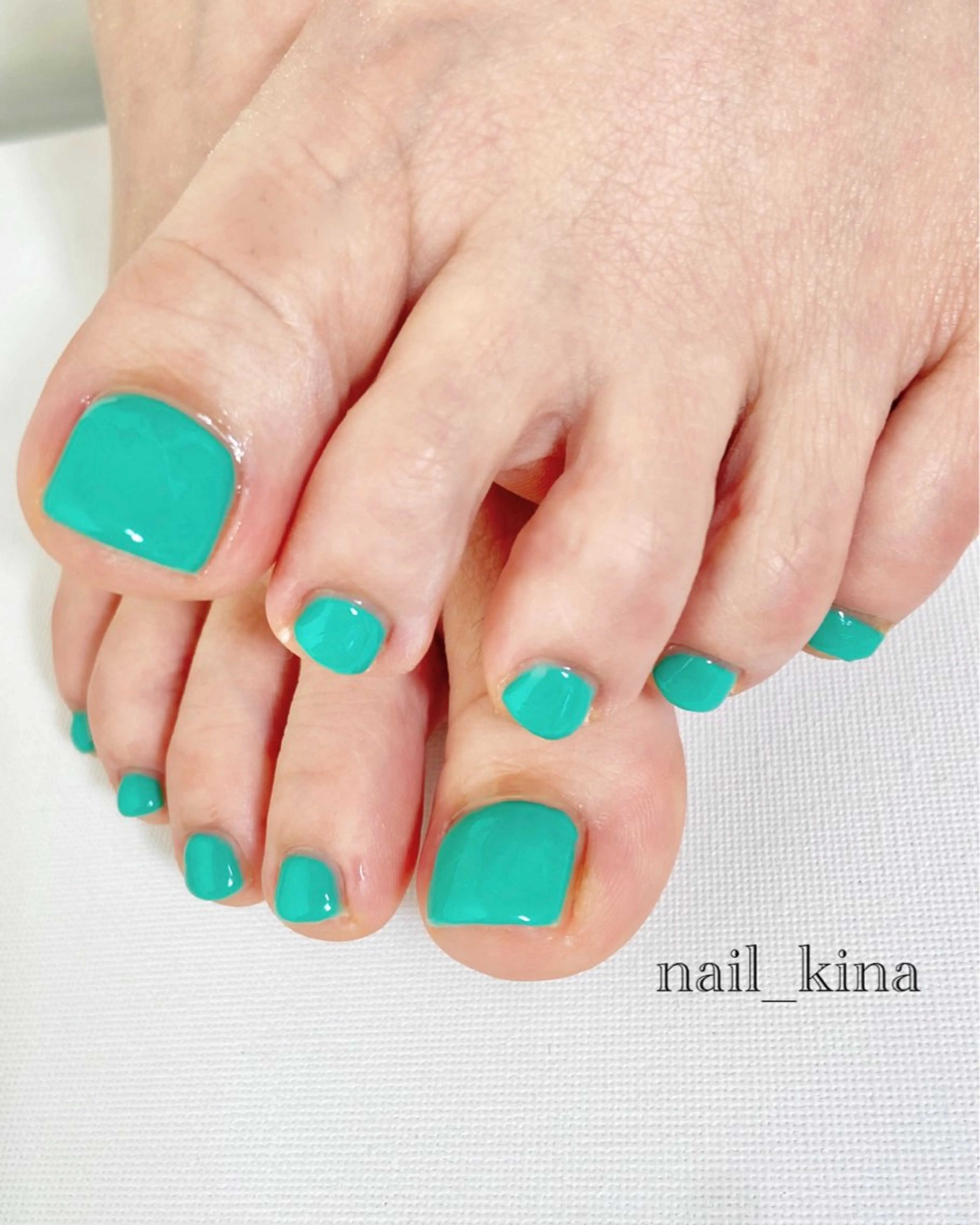 ネイル フットネイル グリーン ワンカラーネイル 春ネイル nail_ kinaのネイルデザイン