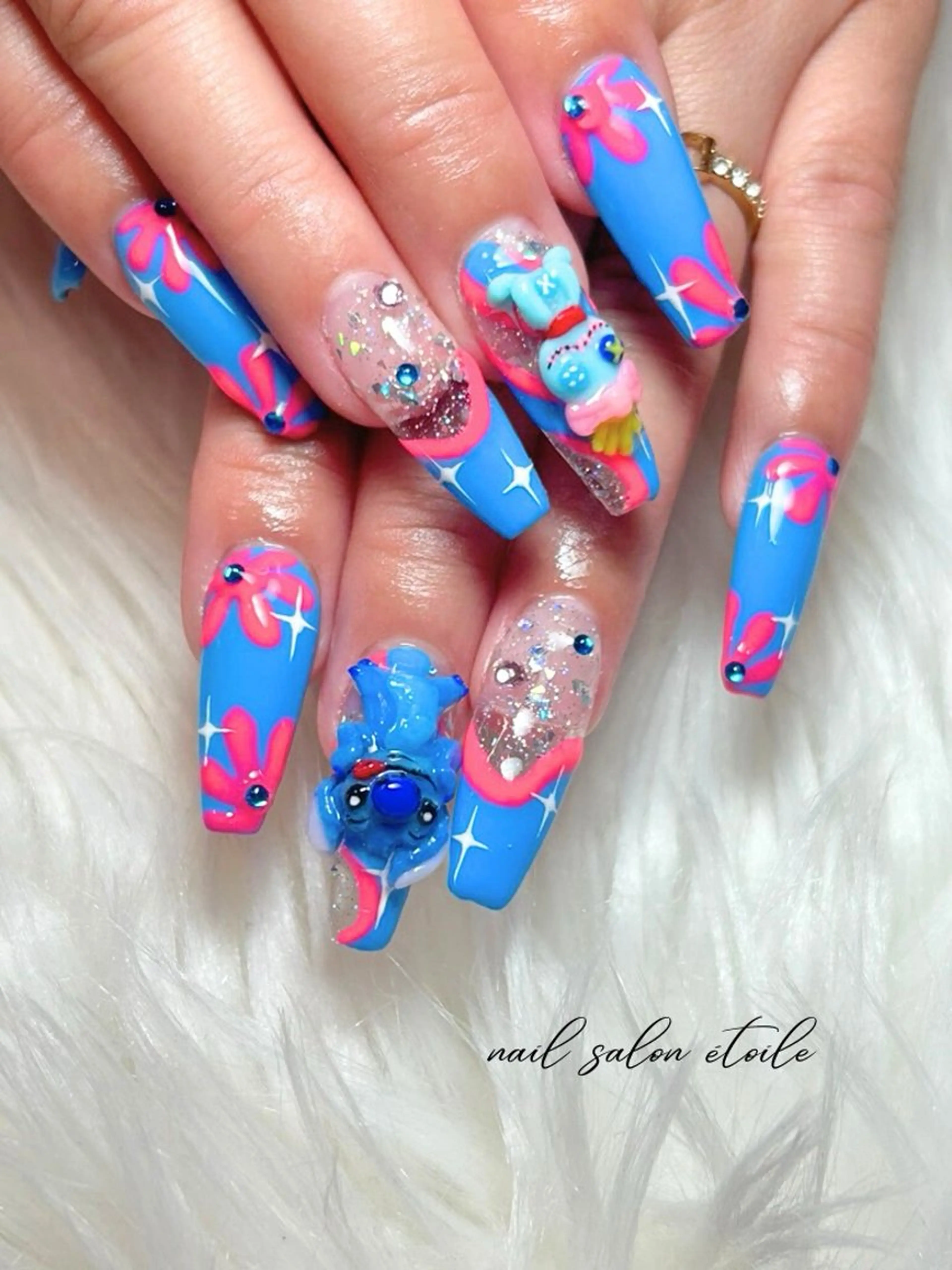 ネイル ブルー フラワーネイル ロングネイル 持ち込み 夏ネイル ハンドネイル nail salon étoileのネイルデザイン