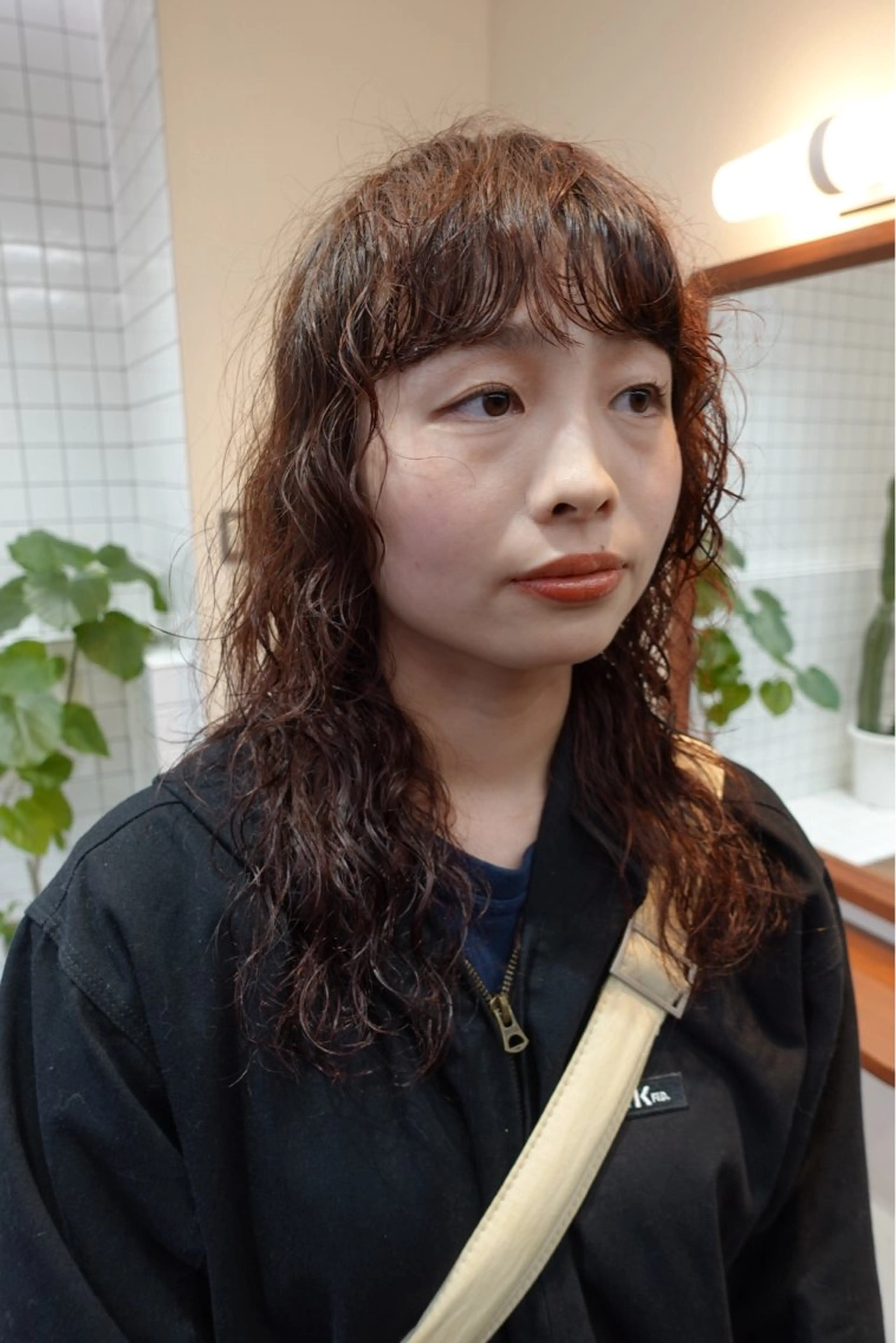 ミディアム カラー パーマ ミディアムパーマ レイヤーカット カット ヘアカラー パーマ ボブパーマ/パーマ ウルフパーマのヘアスタイル