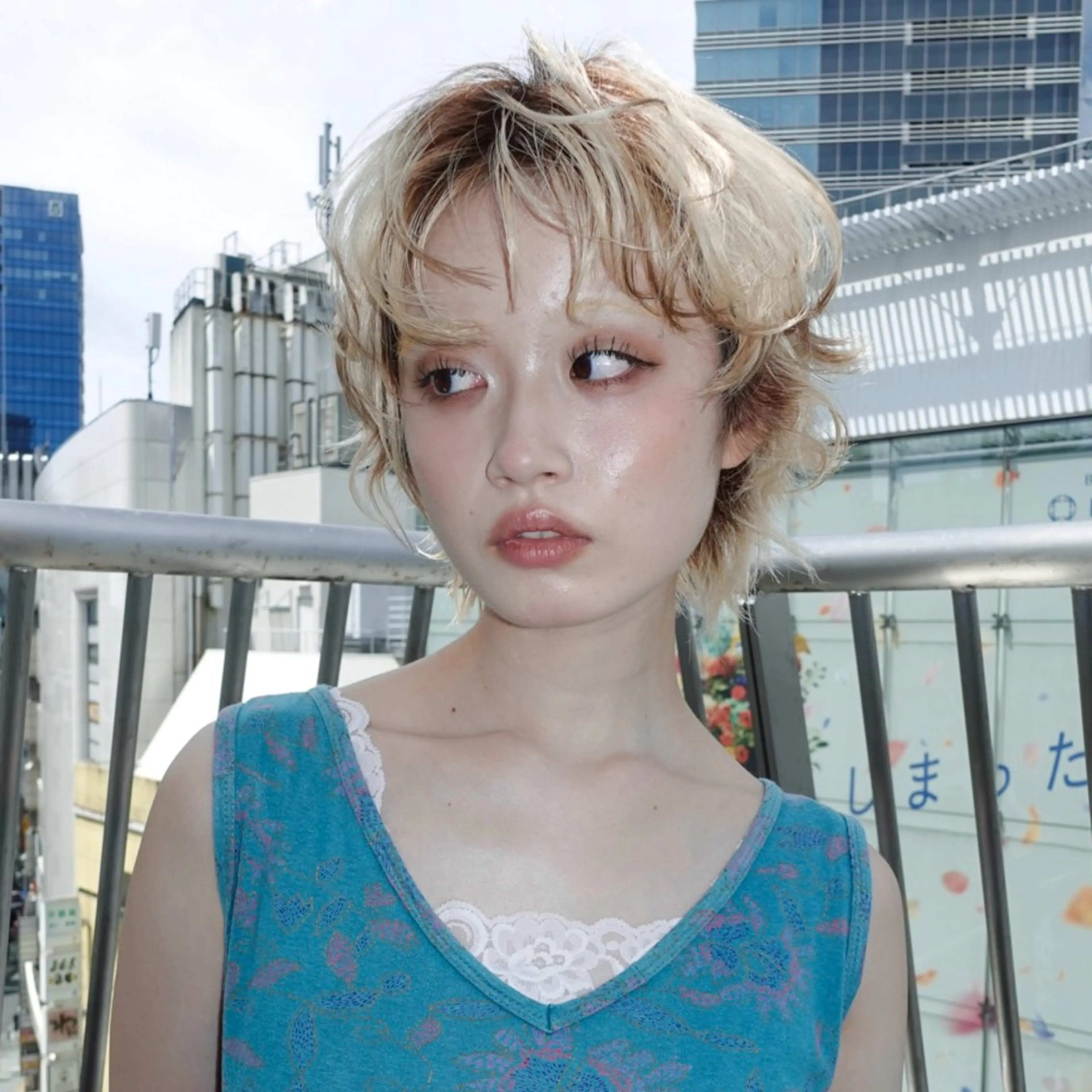 ミディアム カラー ヘアカラー トリートメント レイヤーカット ハッシュカットのヘアスタイル