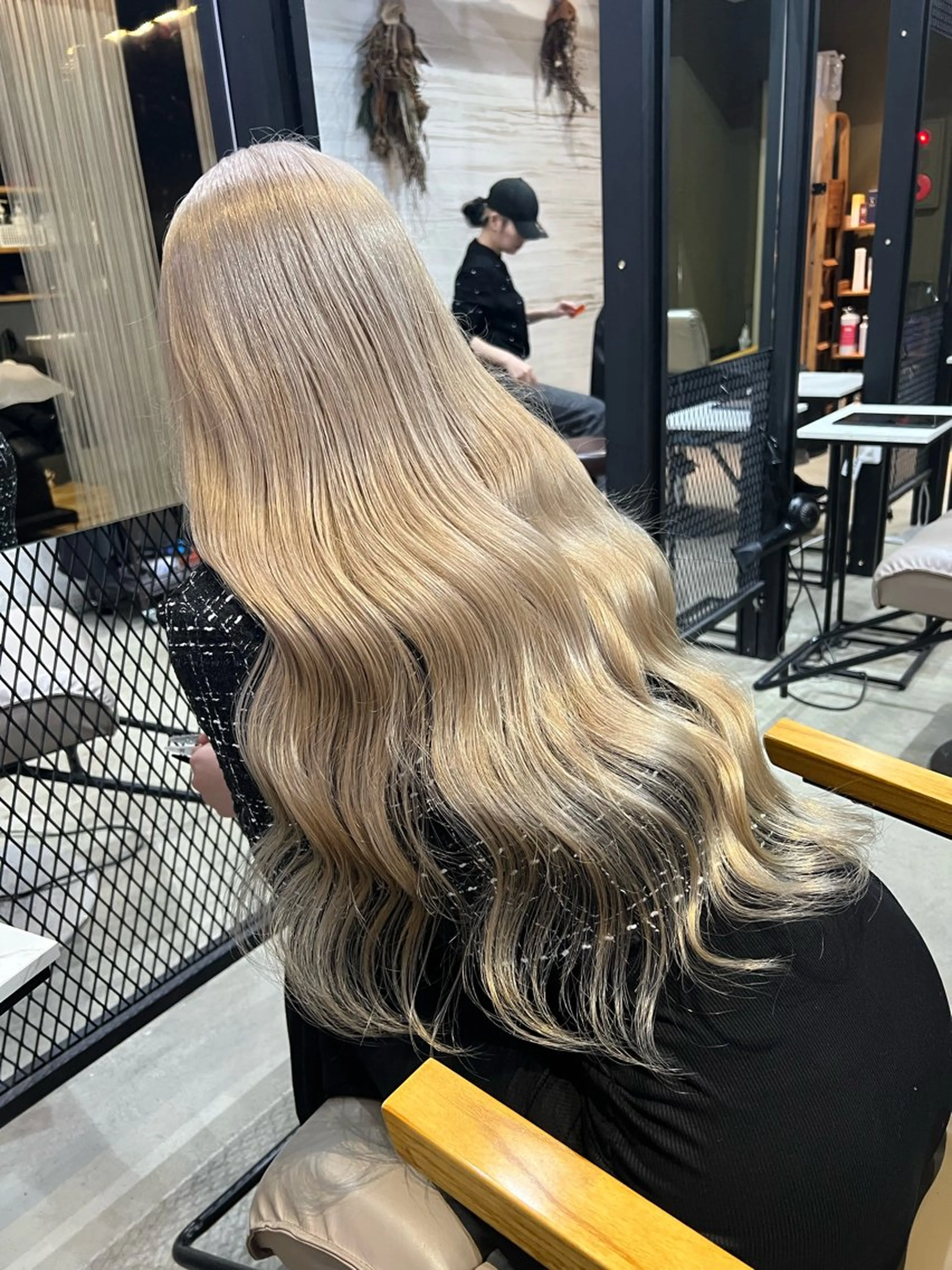 ロング カラー ブロンド ヘアカラー トリートメント YURA所属・藤本 翔己のヘアスタイル