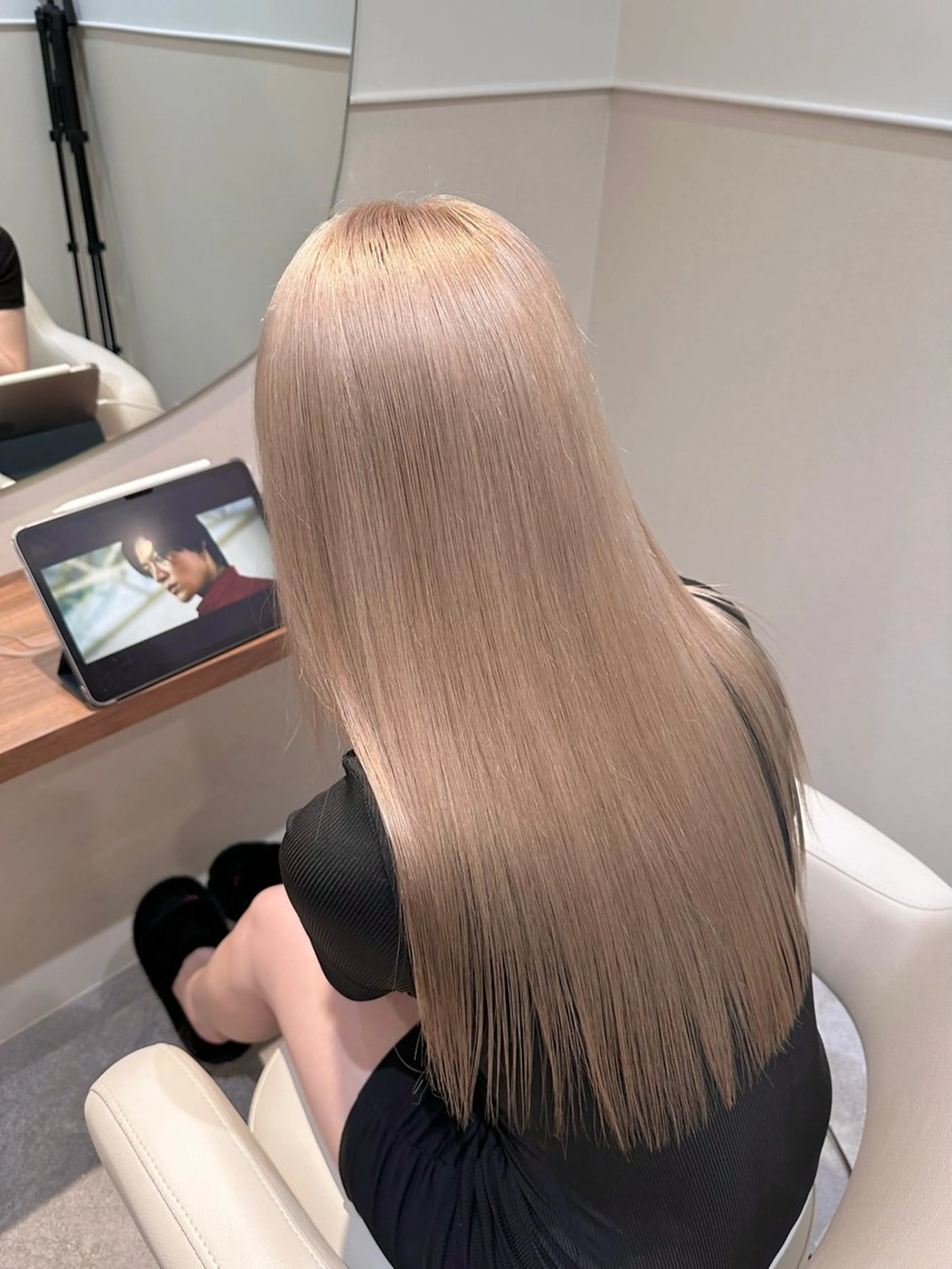 ロング カラー ベージュカラー グレージュ ミルクティーベージュ ミルクティーグレージュ ハイトーン/ 縮毛矯正のヘアスタイル