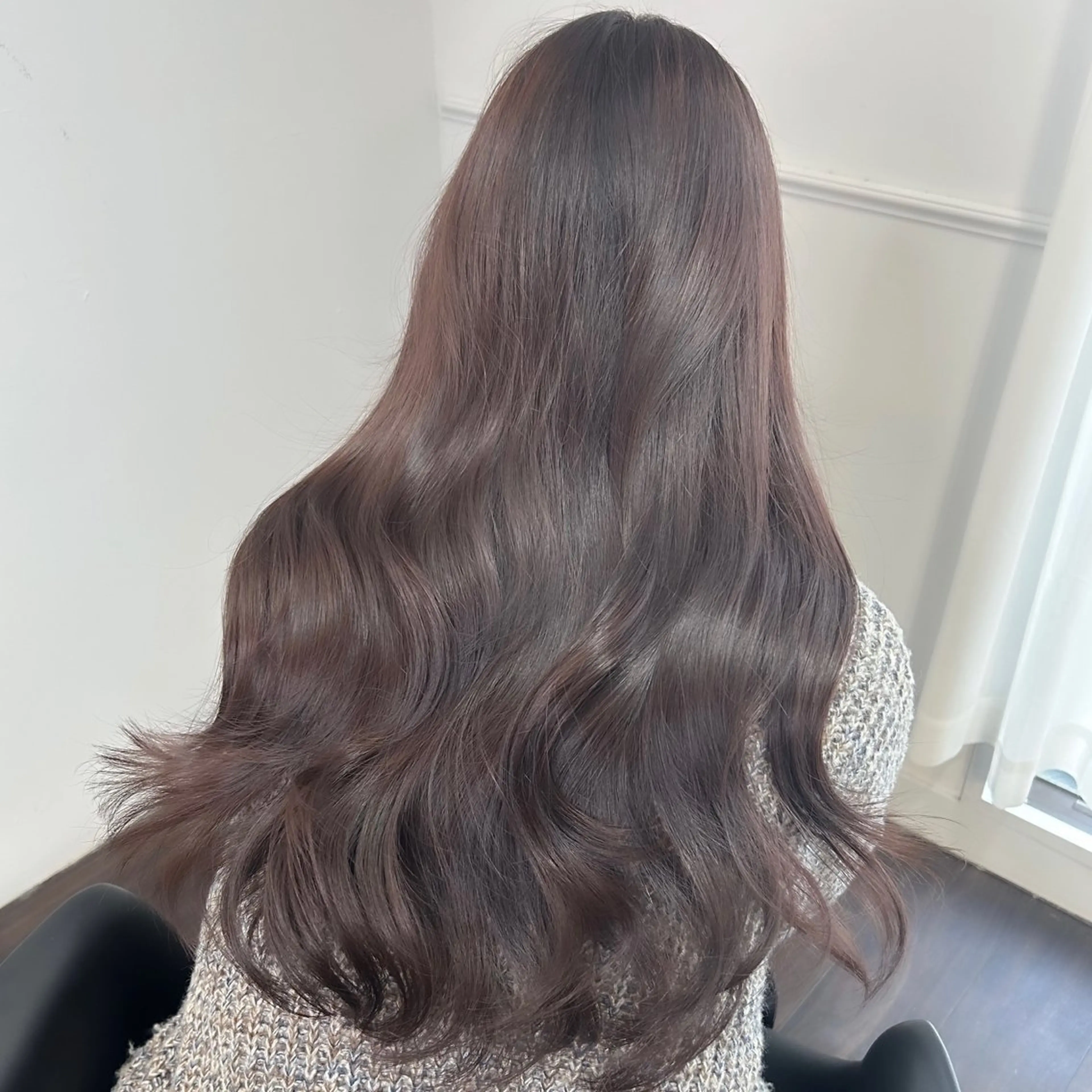 ロング カラー ヘアアレンジ ブリーチ ダークグレー ダークグレージュ ダブルカラー グレージュ カット ヘアカラー トリートメント 韓国ヘア×髪質 改善🇰🇷シオリのヘアスタイル