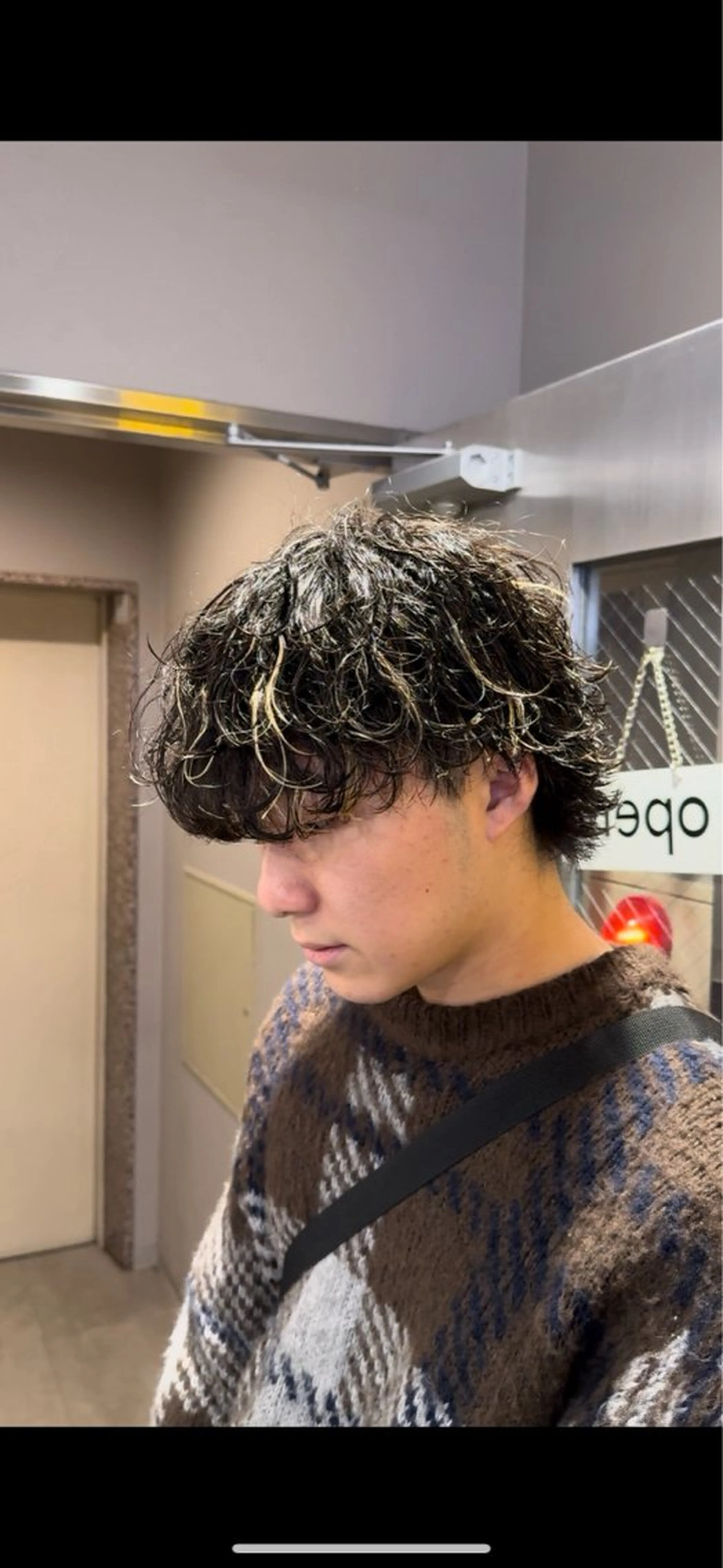 ミディアム パーマ ヘアアレンジ メンズ ミディアムパーマ メンズパーマ メンズウルフカット ウルフカット 顔まわりカット の達人のヘアスタイル