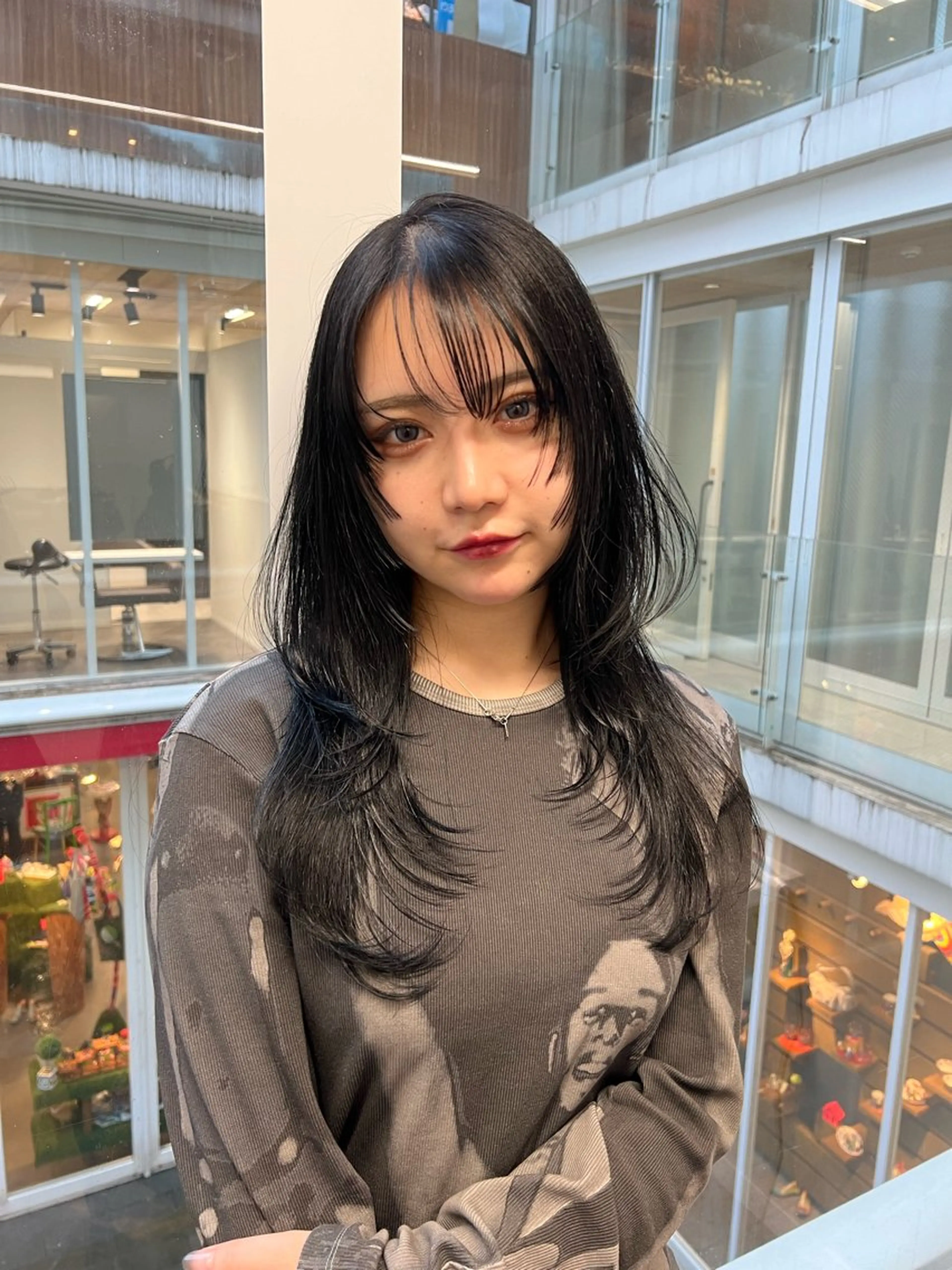 ロング 顔周りカット レイヤーカット ウルフカット ウルフレイヤー カット ヘアカラー TOMOYAレイヤー ブリーチ縮毛矯正のヘアスタイル