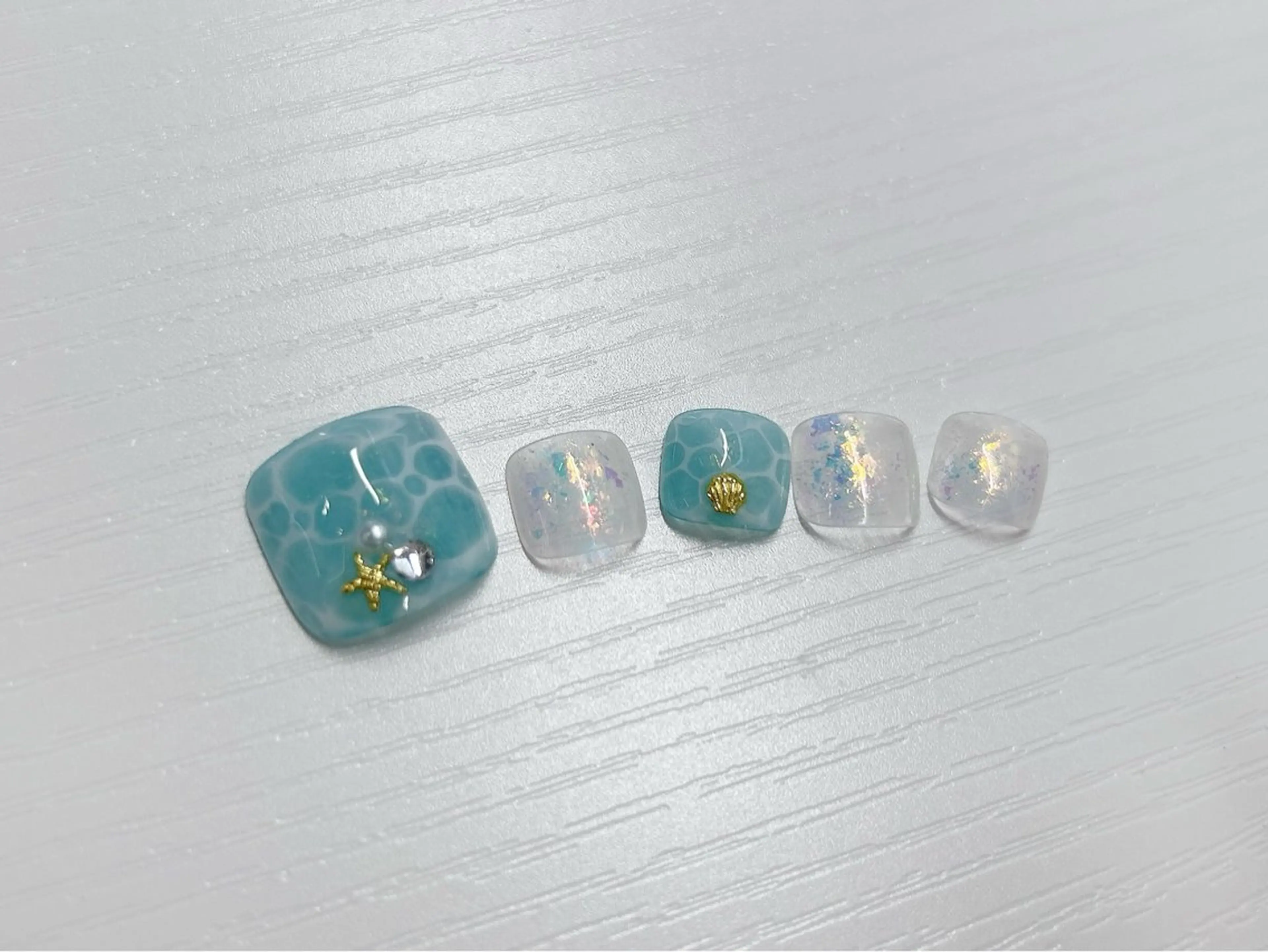 ネイル オーロラネイル ブルー 桜ネイル フットネイル 夏ネイル フットネイル Forca total studio所属・Forca Airaのネイルデザイン