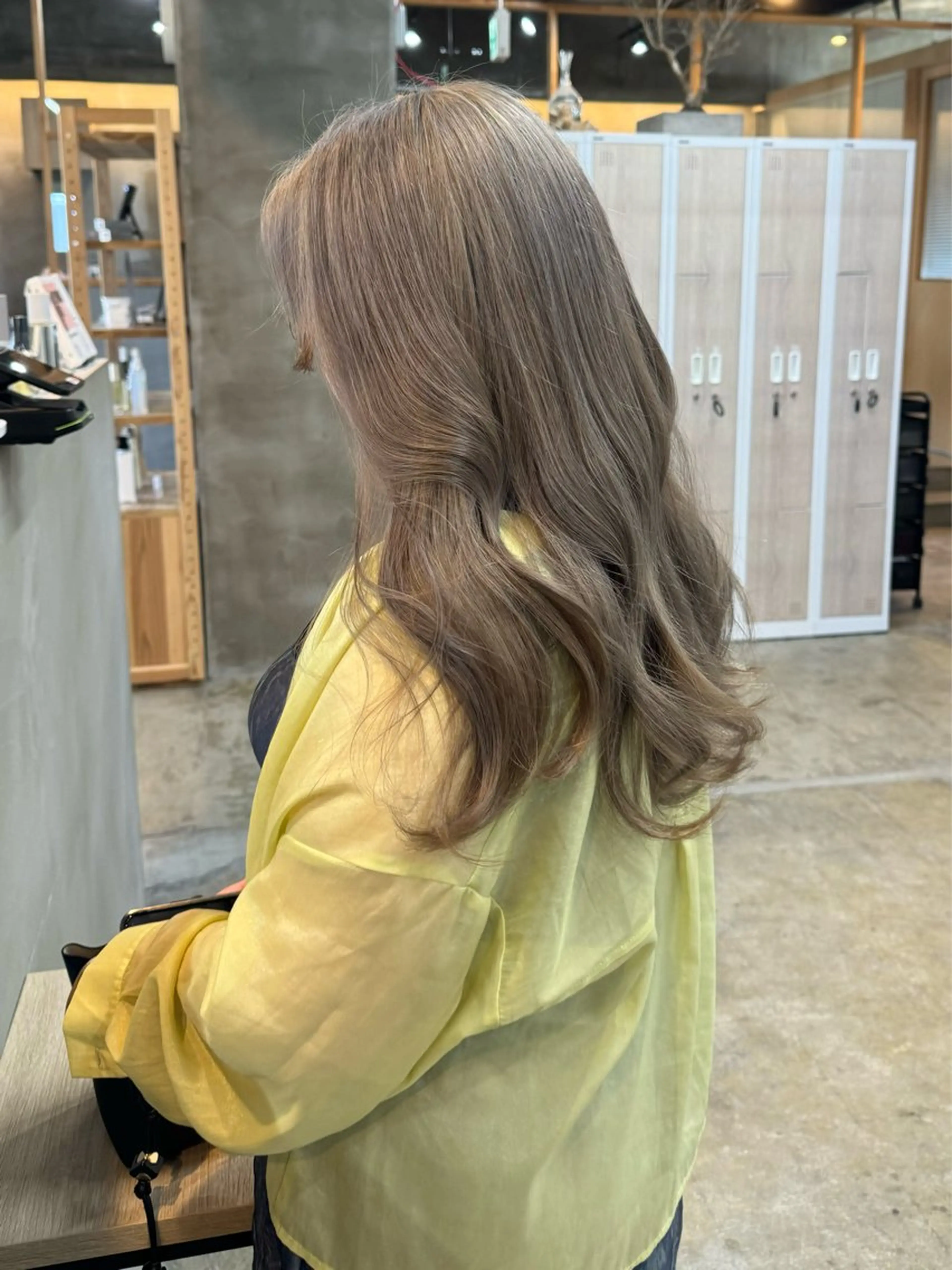 セミロング ヘアカラー 茜璃/ブリーチカラー /レイヤーカットのヘアスタイル