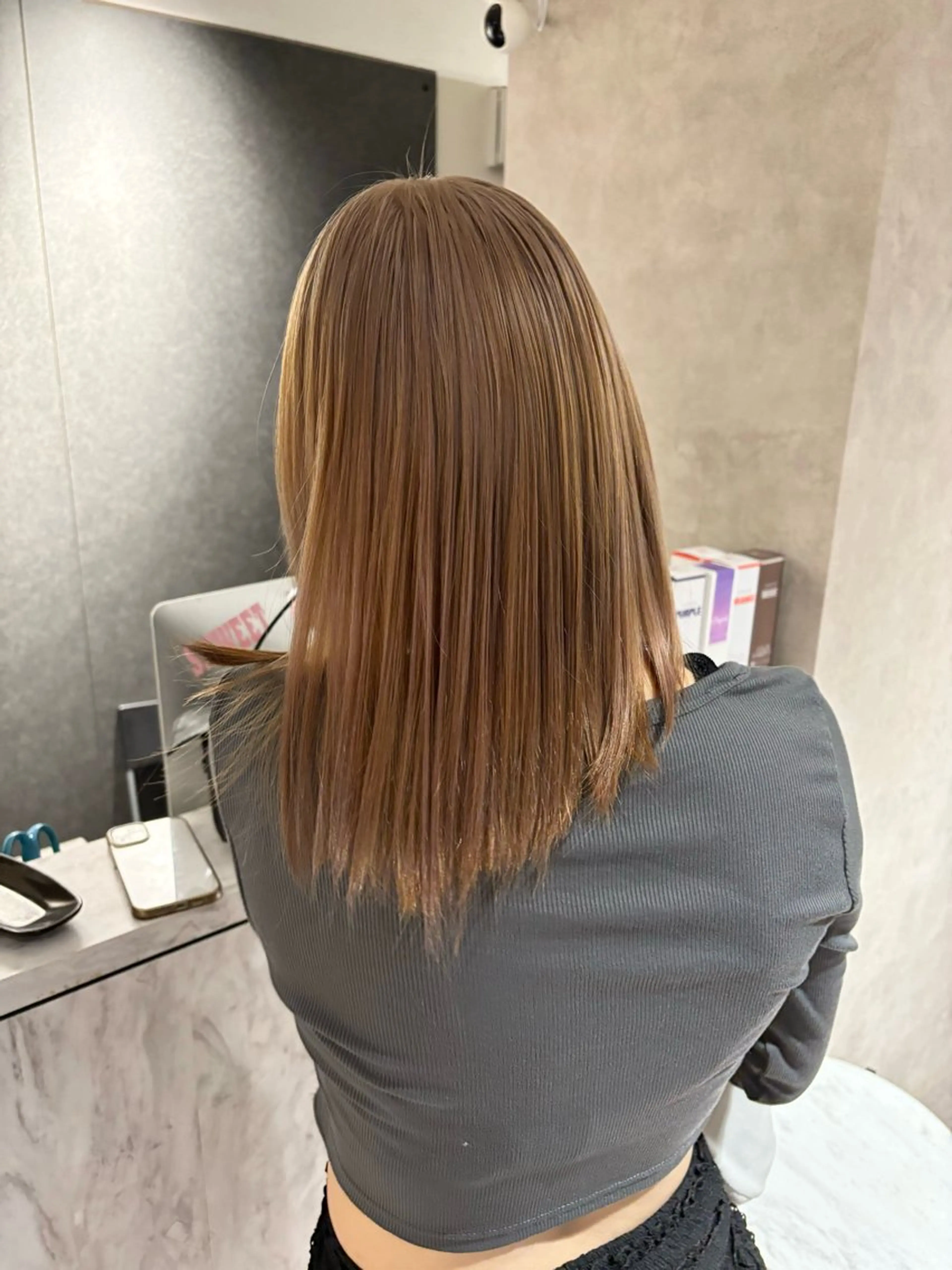 ミディアム カラー ハイトーン YONIのヘアスタイル