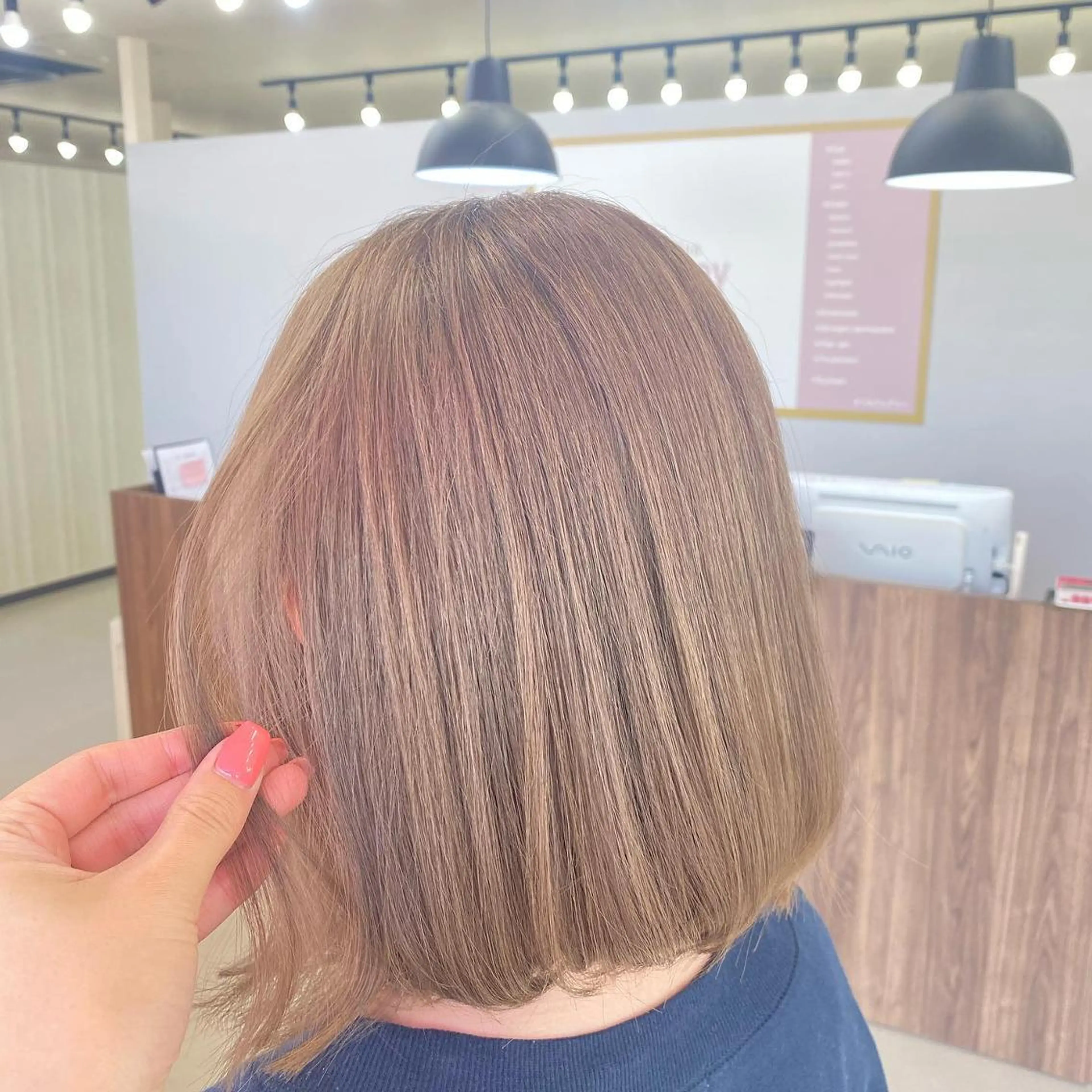 ロング カラー ベージュカラー ハイトーンカラー ミルクティーベージュ UNDER vr 【アンダーバー】のヘアスタイル