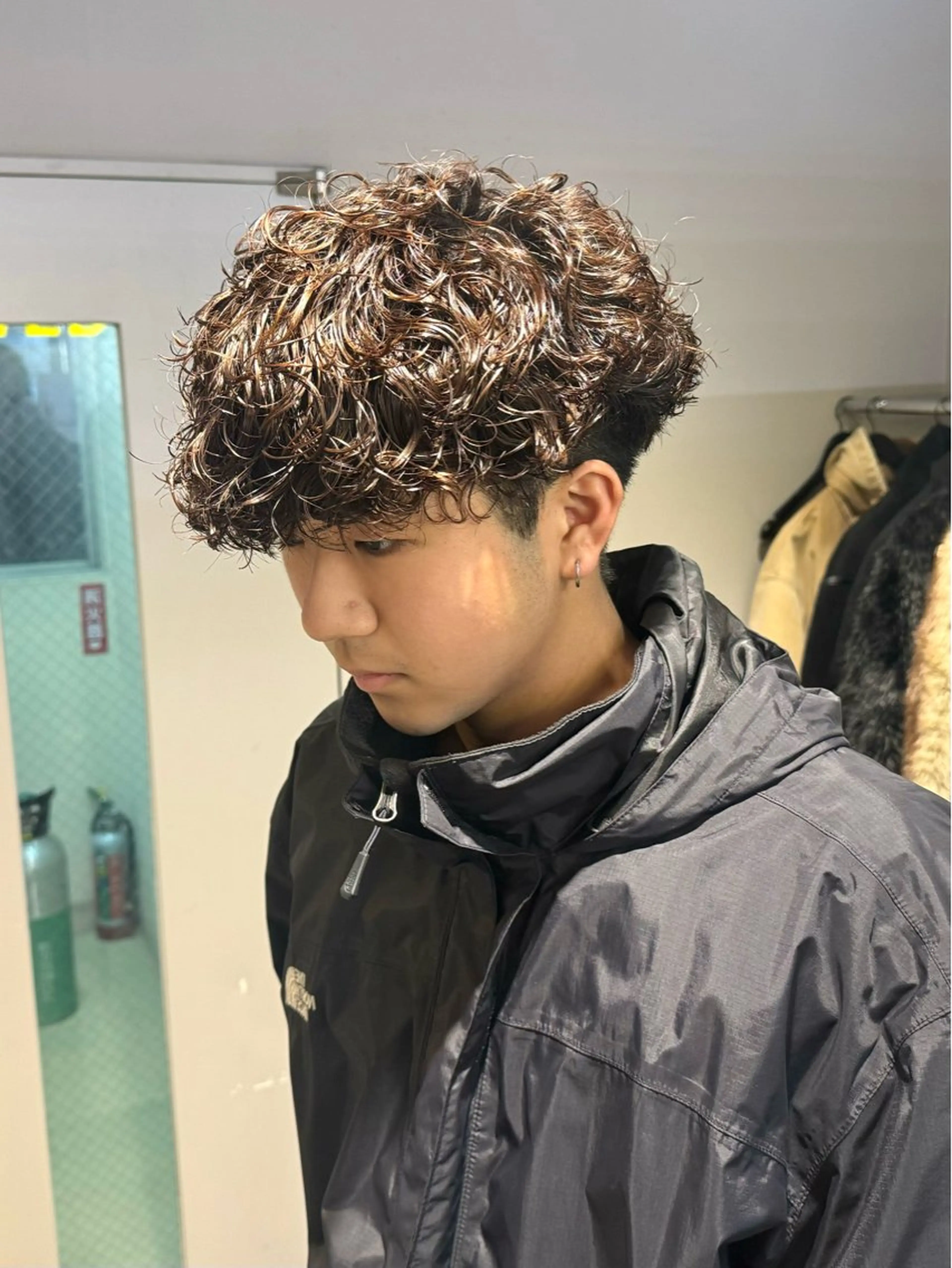 ミディアム パーマ ヘアアレンジ メンズ ミディアムパーマ メンズパーマ プードルパーマ プードルパーマ ヘアカラー パーマ トリートメント ヘアセット 艶カラー の達人のヘアスタイル