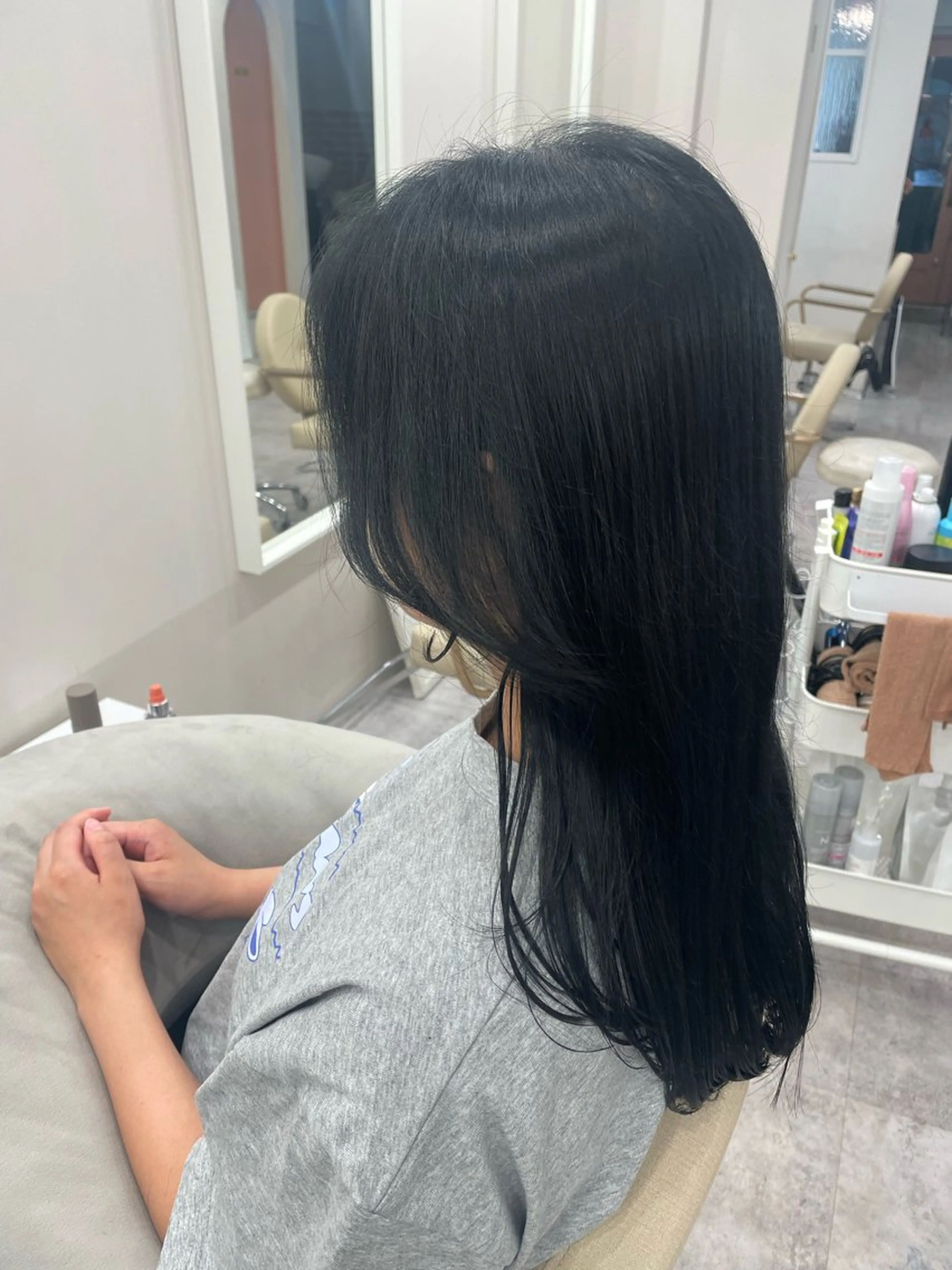 セミロング カラー 黒髪 ブルーカラー ブルーブラック ヘアカラー トリートメント 早坂 美咲のヘアスタイル
