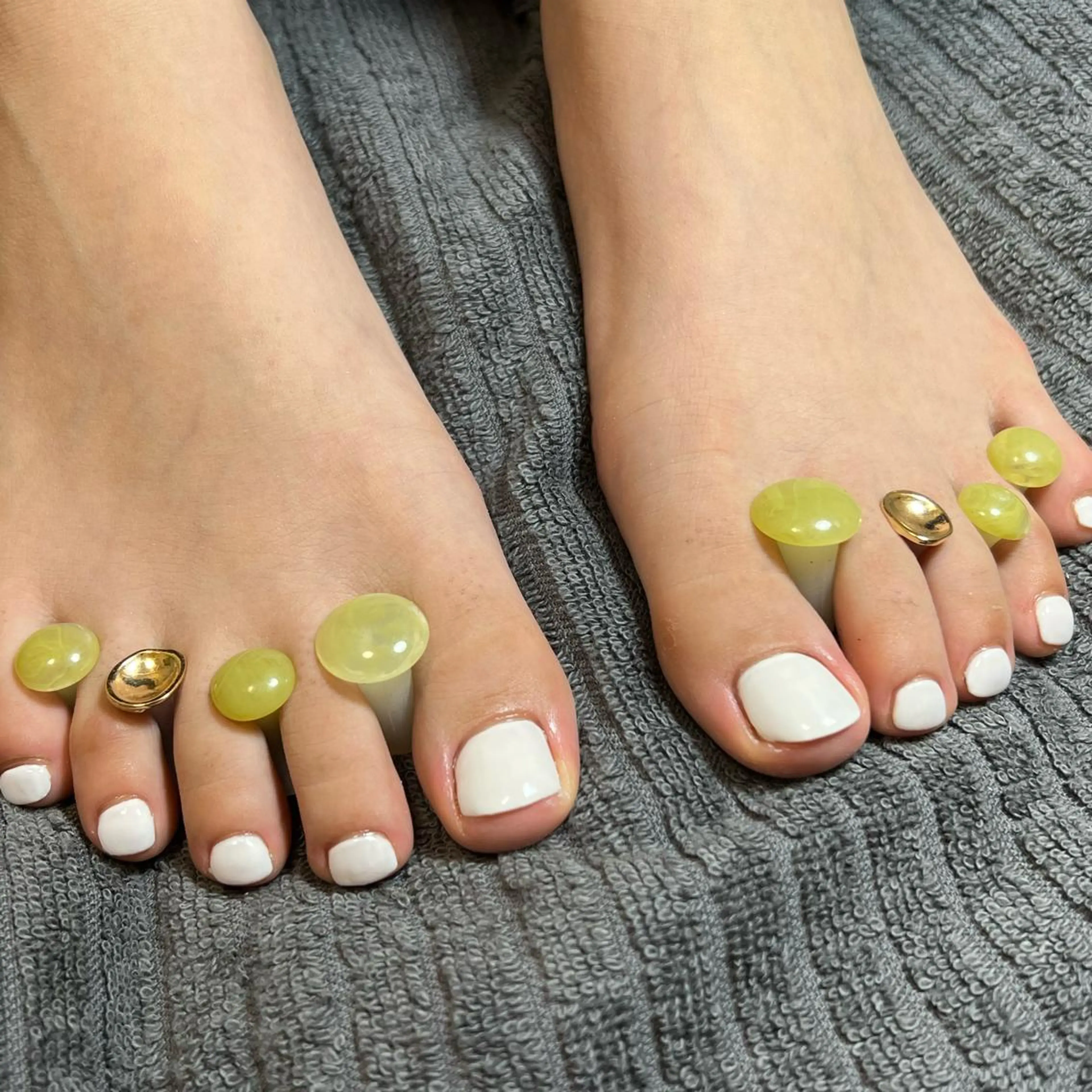 ネイル ホワイト フットネイル HENRIETTA NAILSALONのネイルデザイン