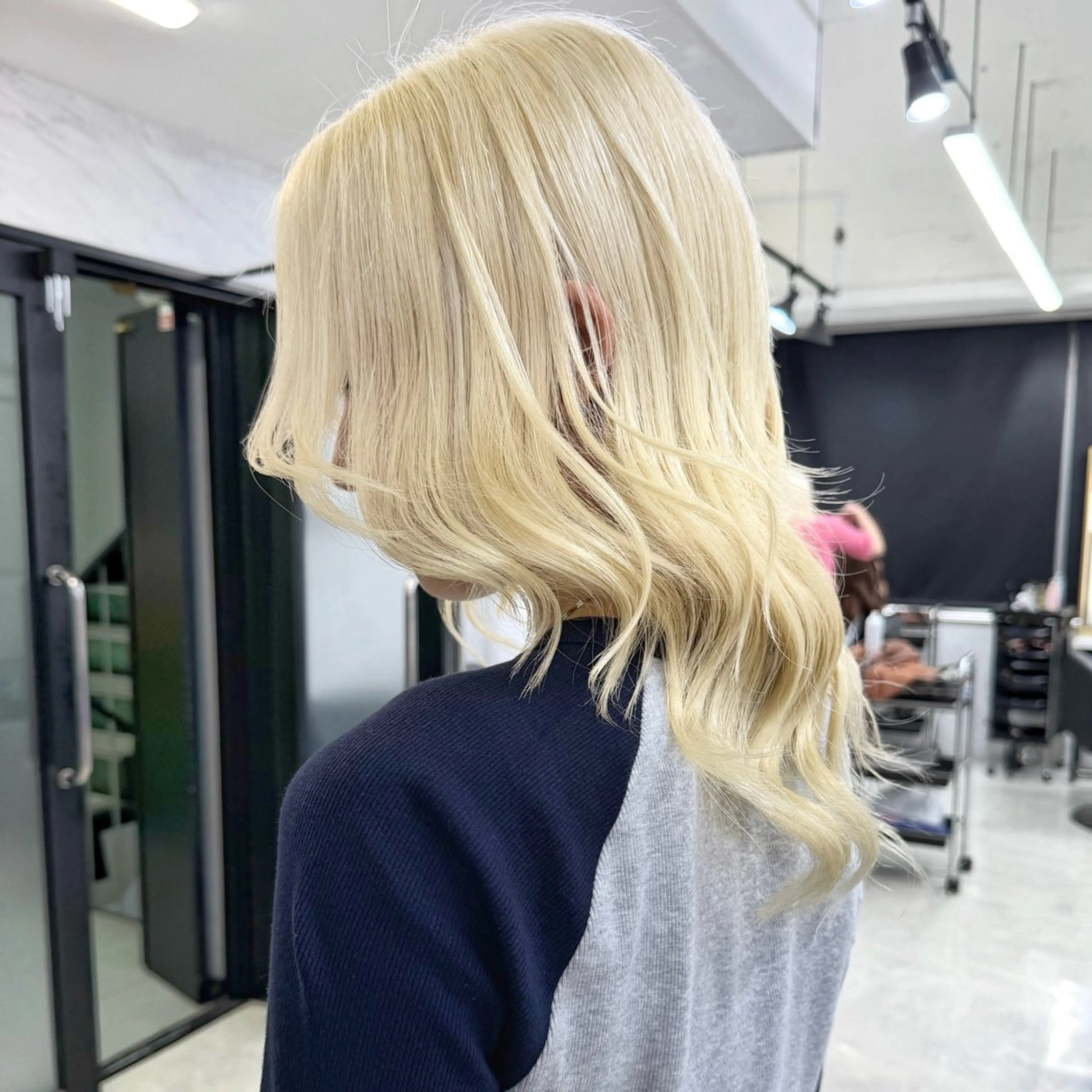 ミディアム カラー シールエクステ ハイトーンカラー エクステ カット ヘアカラー シールエクステ特化 ハイトーン、NANAのヘアスタイル