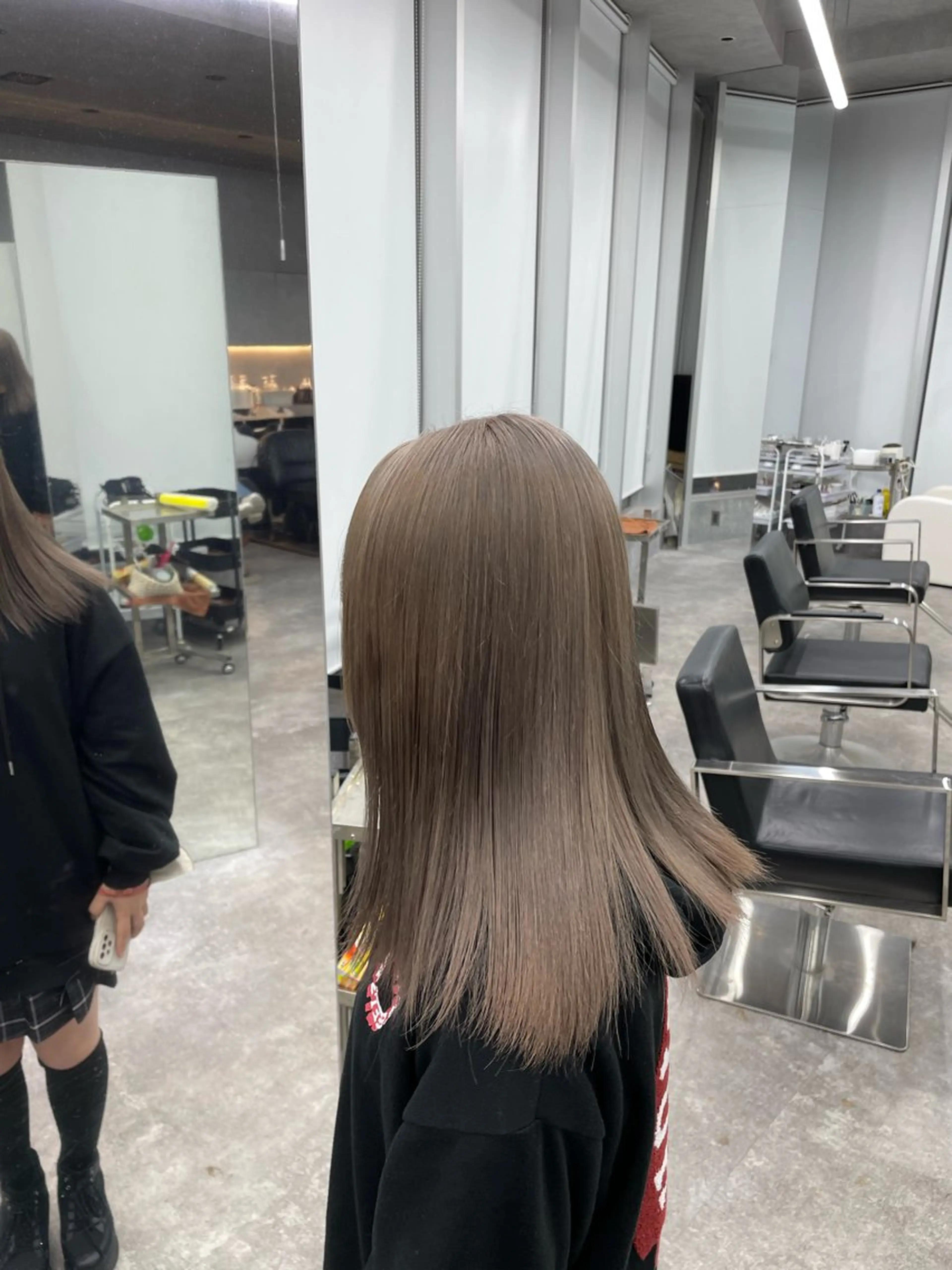セミロング カラー ヘアアレンジ ベージュカラー ブリーチ ハイトーンカラー ハイトーンベージュ ミルクティーベージュ エフェクトブリーチ 神戸 三宮 麟太郎のヘアスタイル