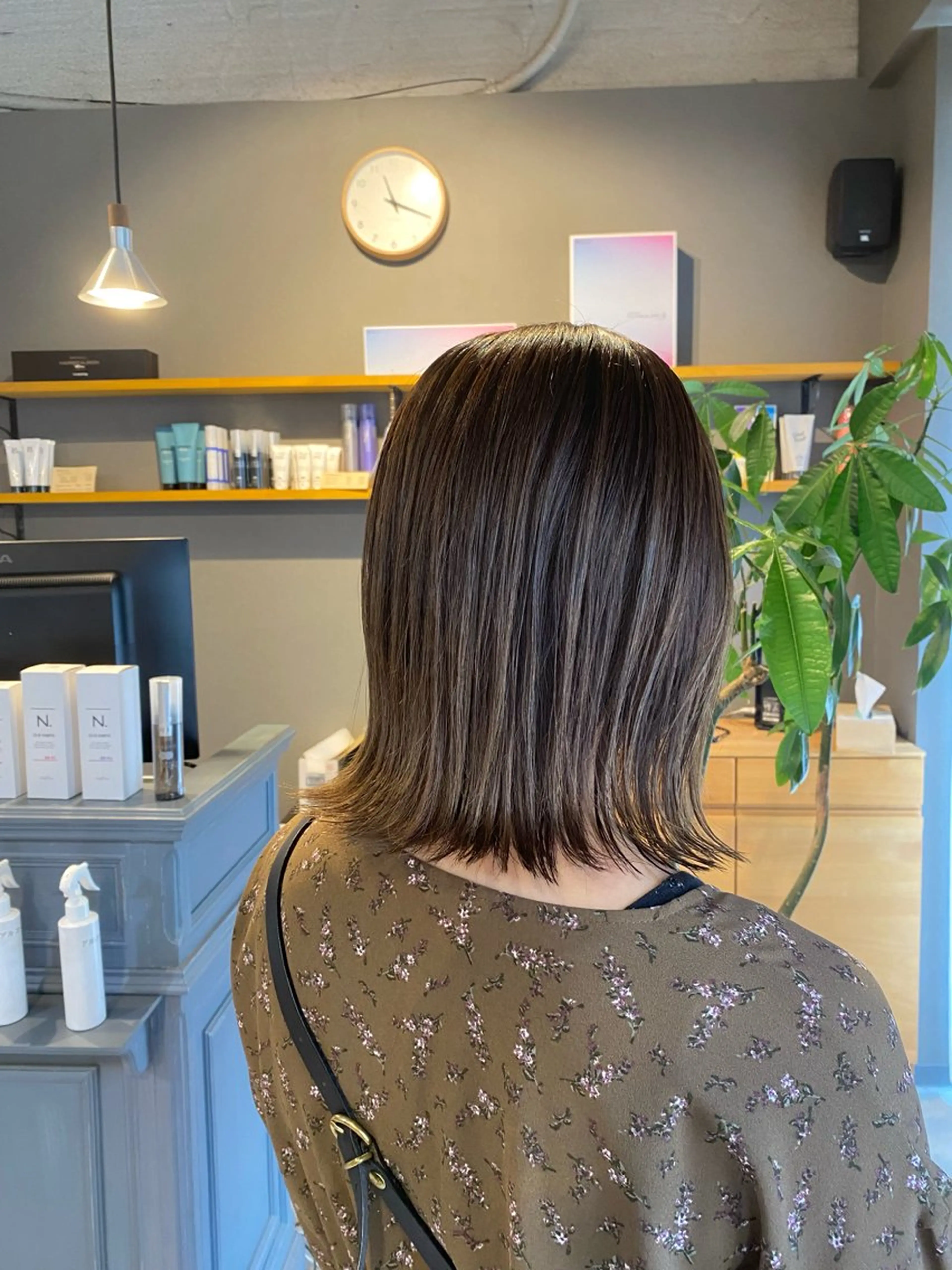 ミディアム カラー ベージュカラー 透明感カラー オリーブベージュ 外ハネヘア benji 福間所属・丸(マル) ／ショートボブのヘアスタイル