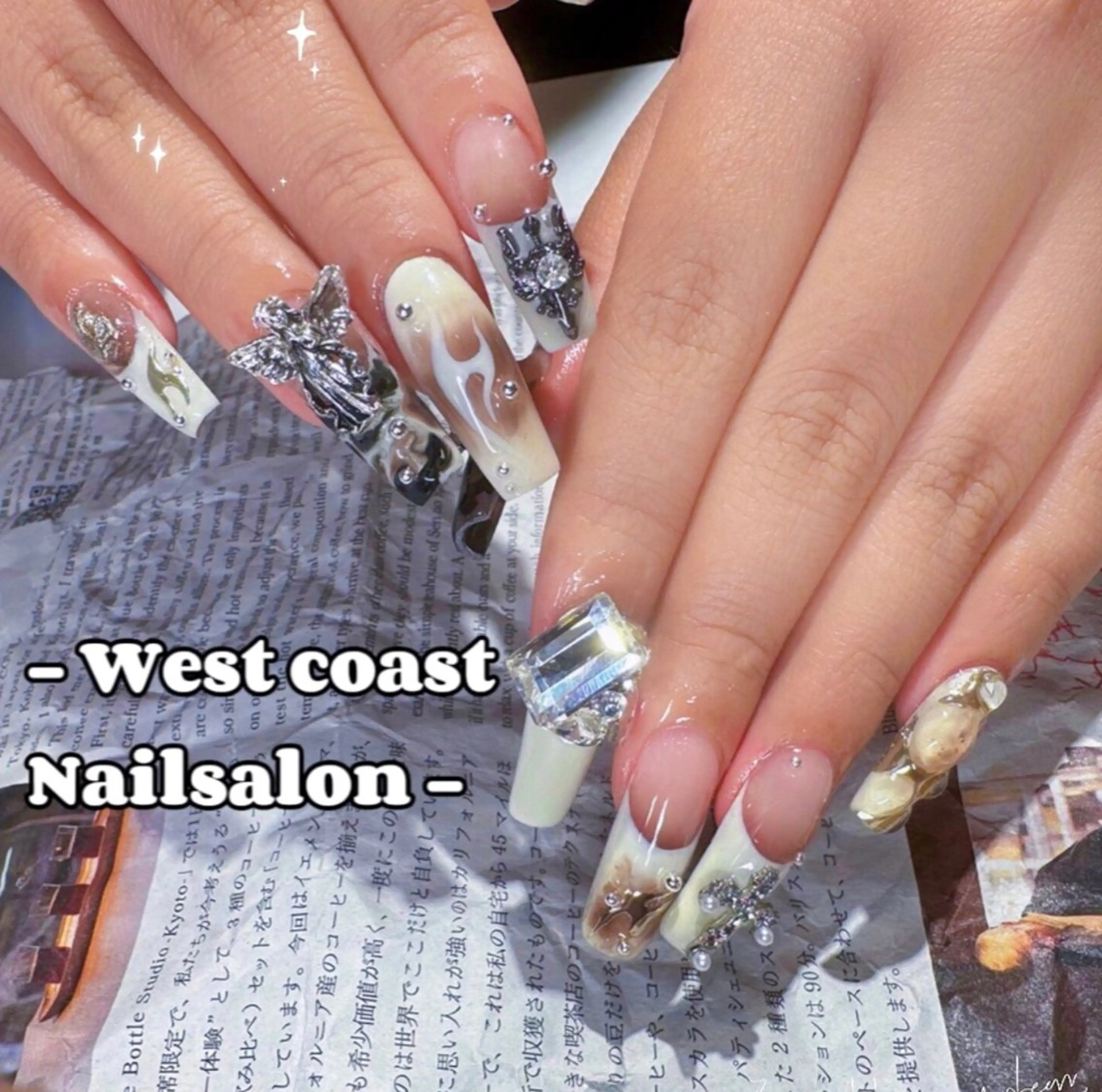 ネイル ゴージャス キラキラネイル ストーンネイル リボン、ガーリー パーツ放題専門店のネイルデザイン