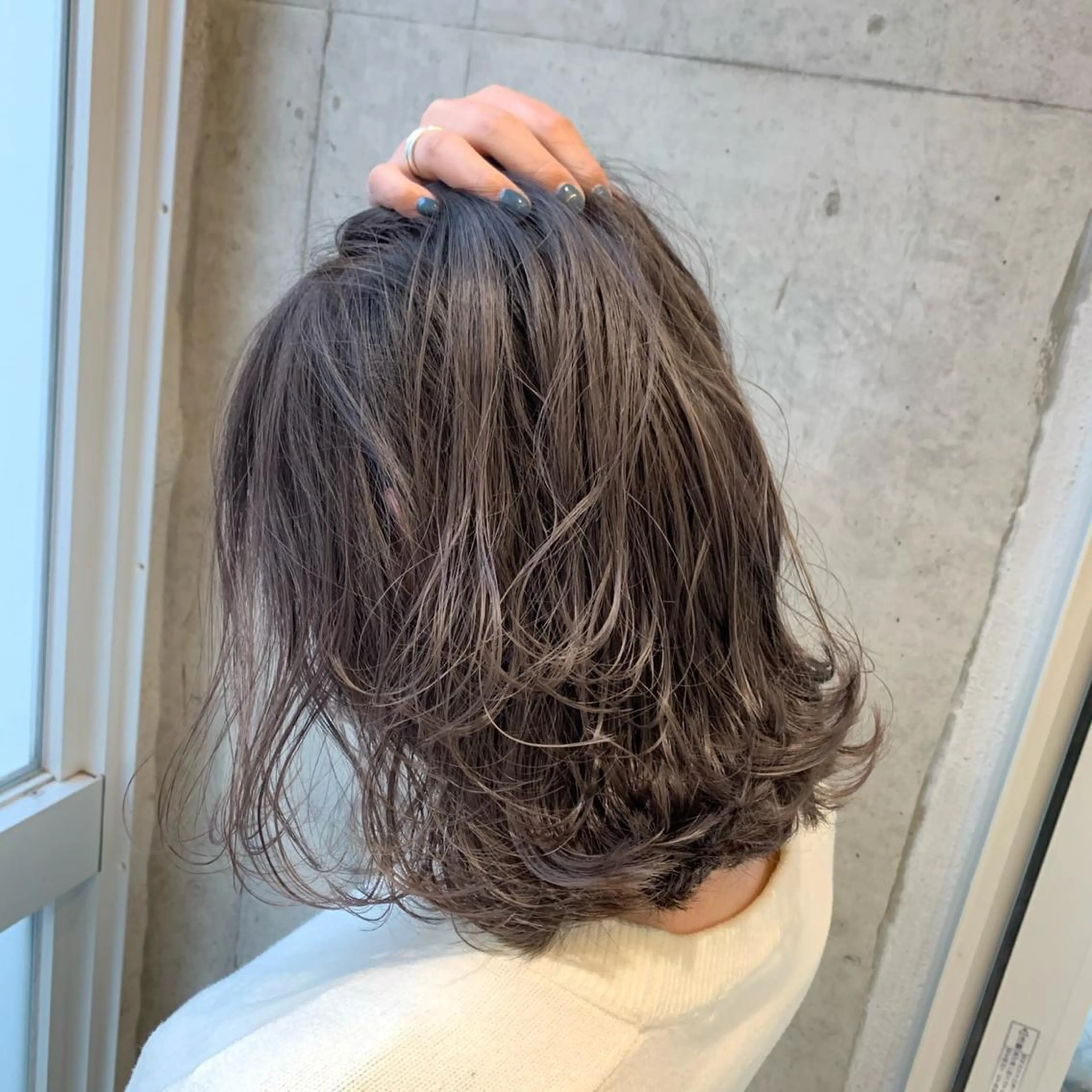 ミディアム カラー ショートボブ アッシュ ベージュカラー ブリーチ ケアブリーチ kopje所属・コバヤシ リョウのヘアスタイル